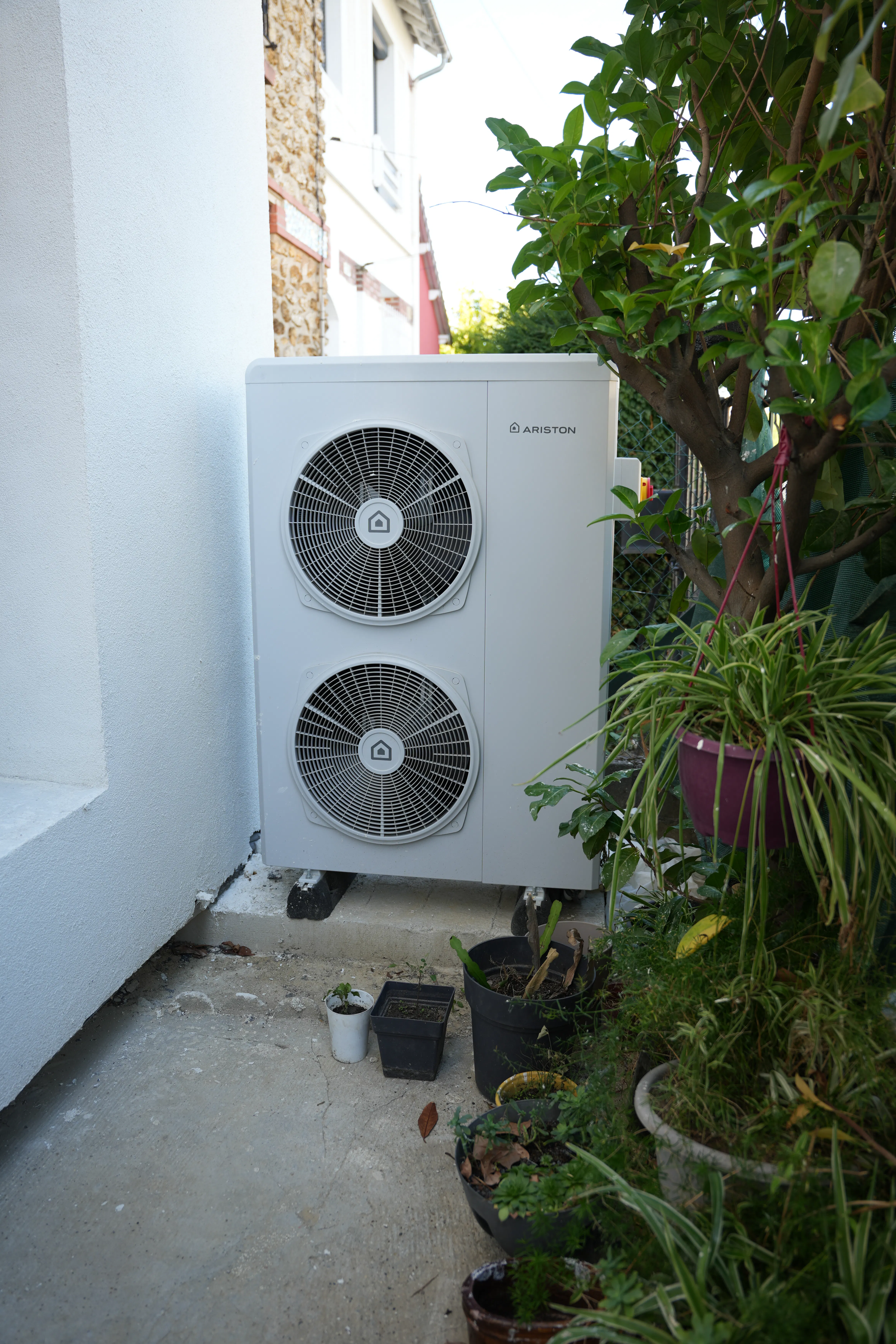 Pompe à chaleur air / eau installée chez madame Yaddehi par Avisun x Carrefour énergies