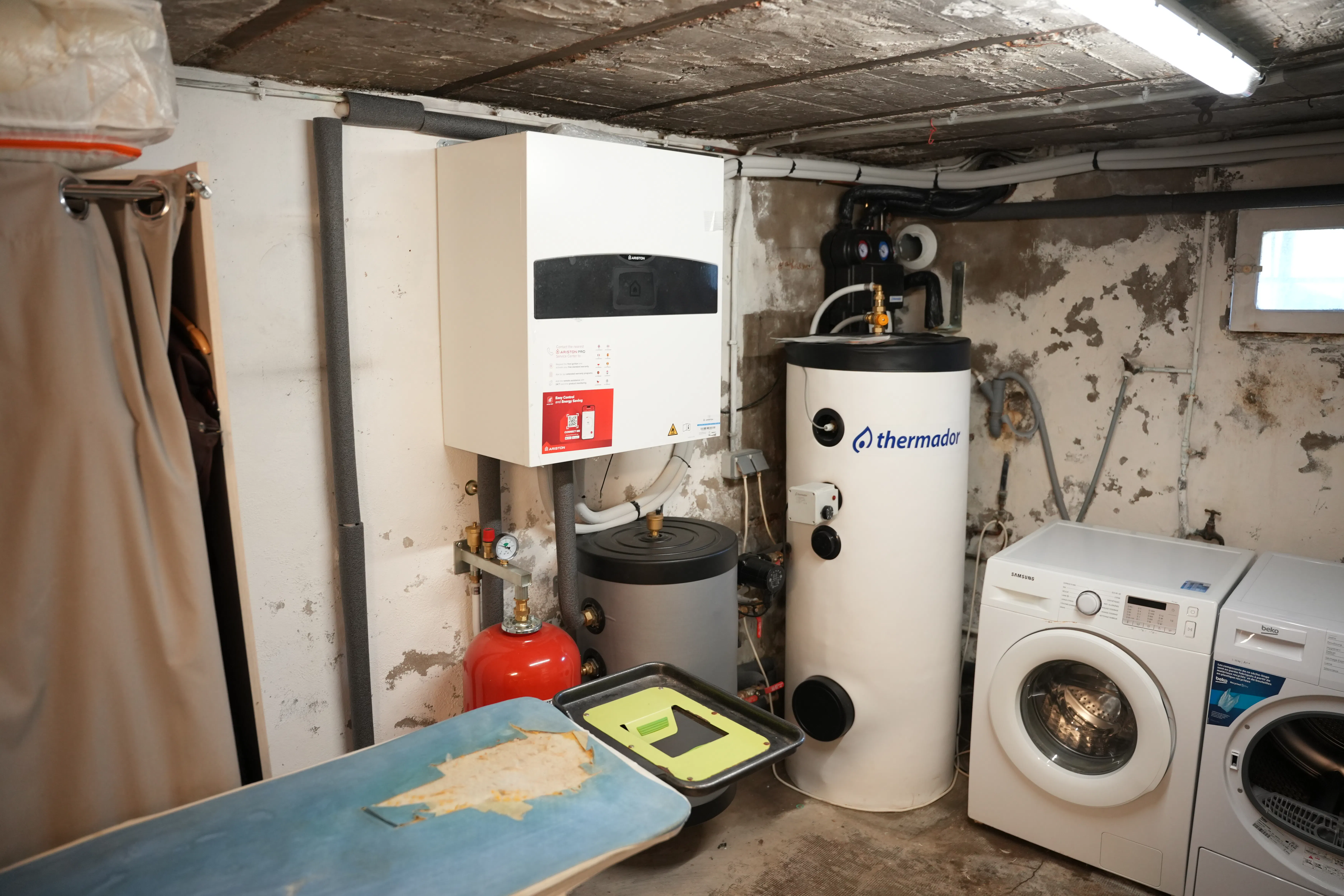 Pompe à chaleur air / eau et ballon thermodynamique installés chez madame Vilar par Avisun x Carrefour énergies