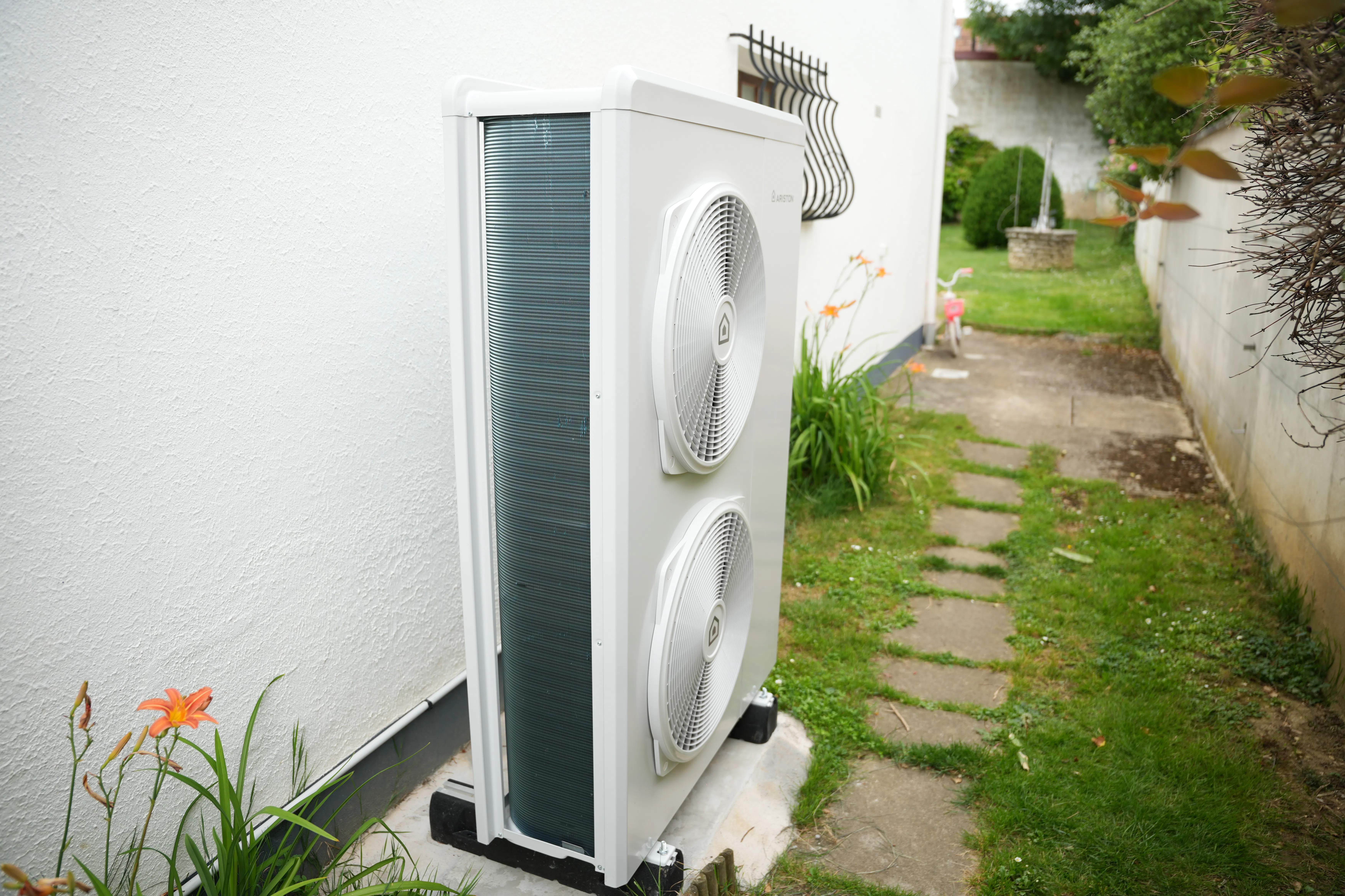 Pompe à chaleur air / eau et ballon thermodynamique installés chez monsieur Finet par Avisun x Carrefour énergies