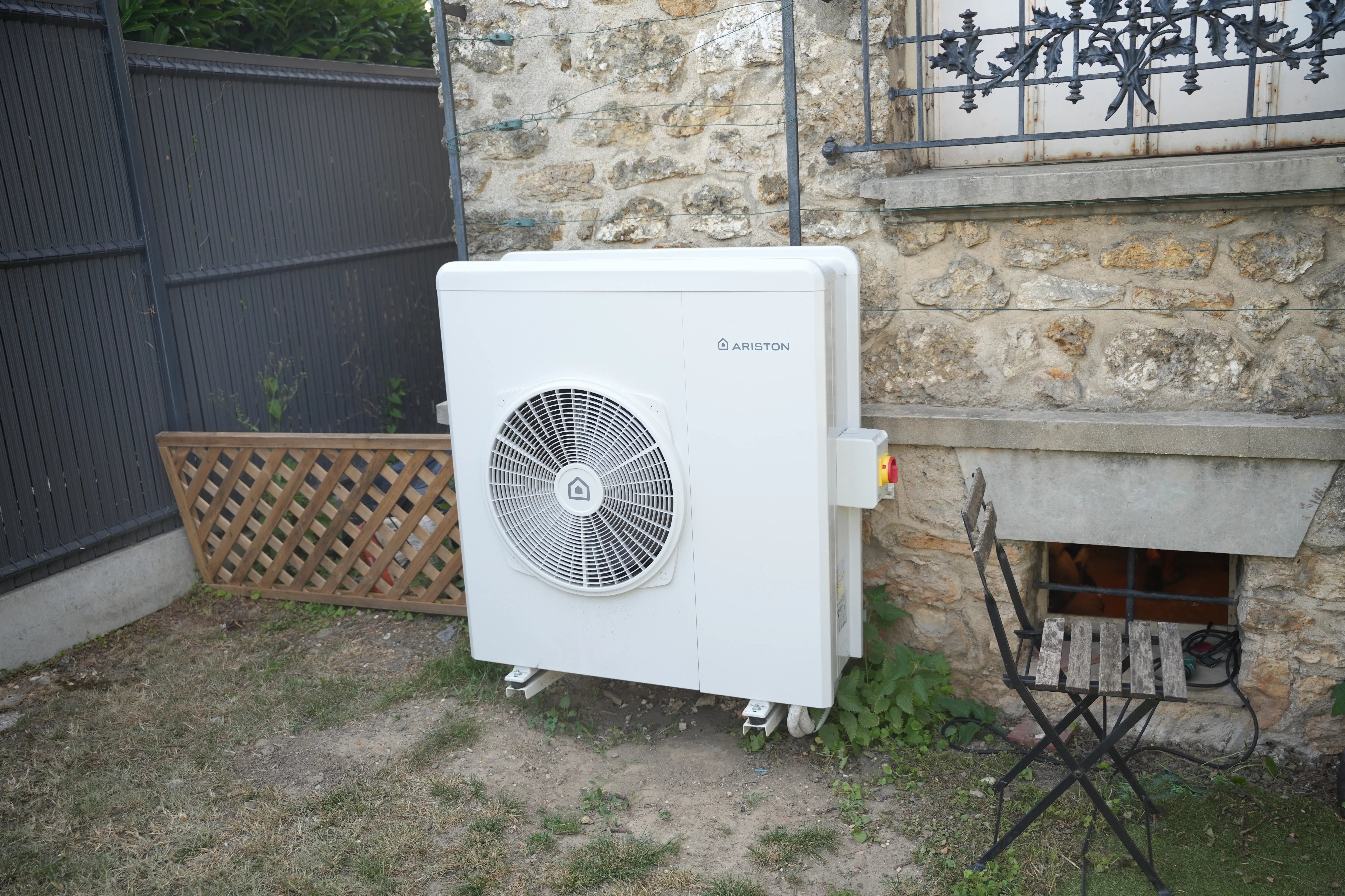 Pompe à chaleur air / eau et ballon thermodynamique installés chez madame Vilar par Avisun x Carrefour énergies