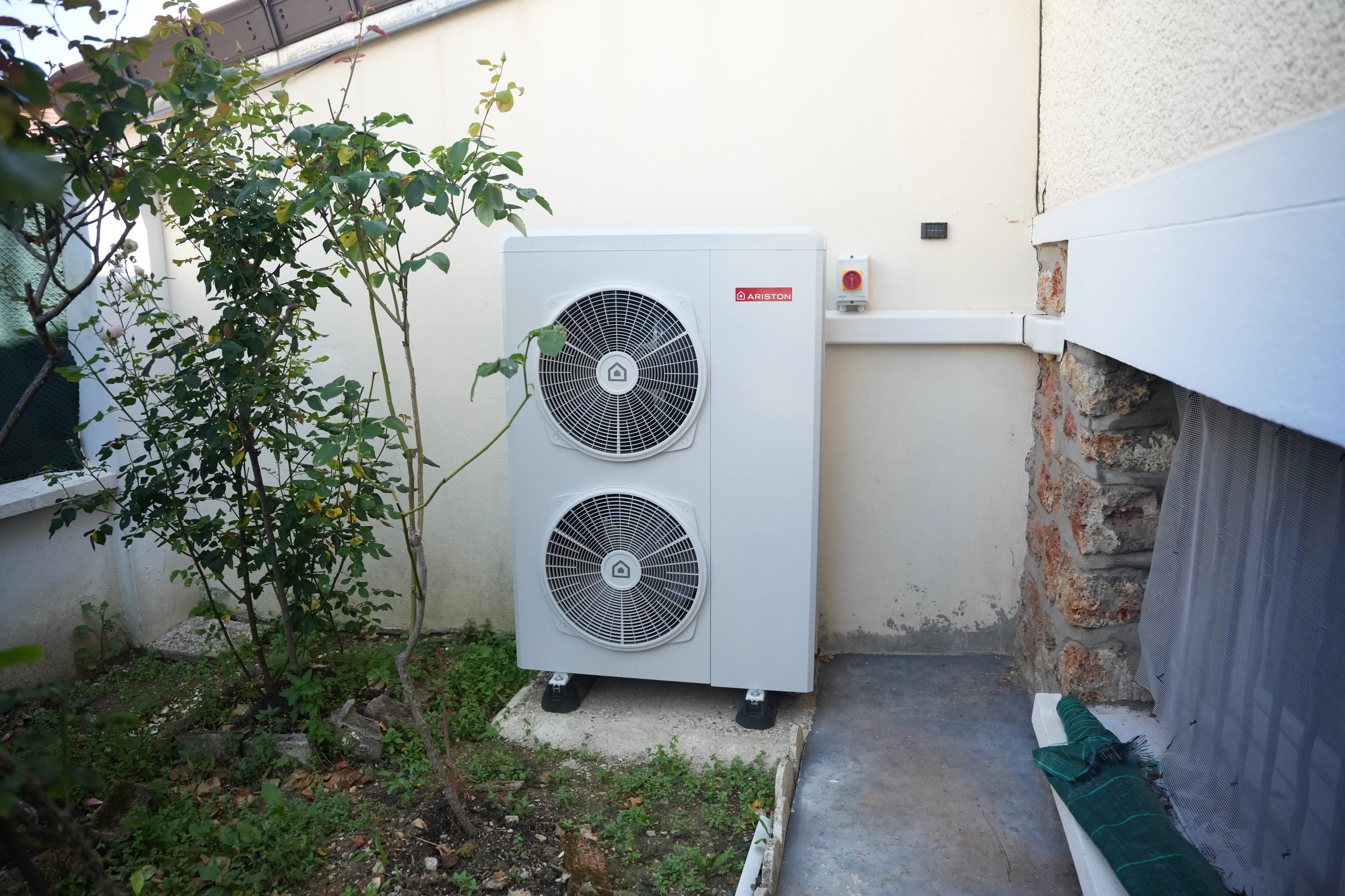 Pompe à chaleur air / eau installée chez monsieur Lam par Avisun x Carrefour énergies