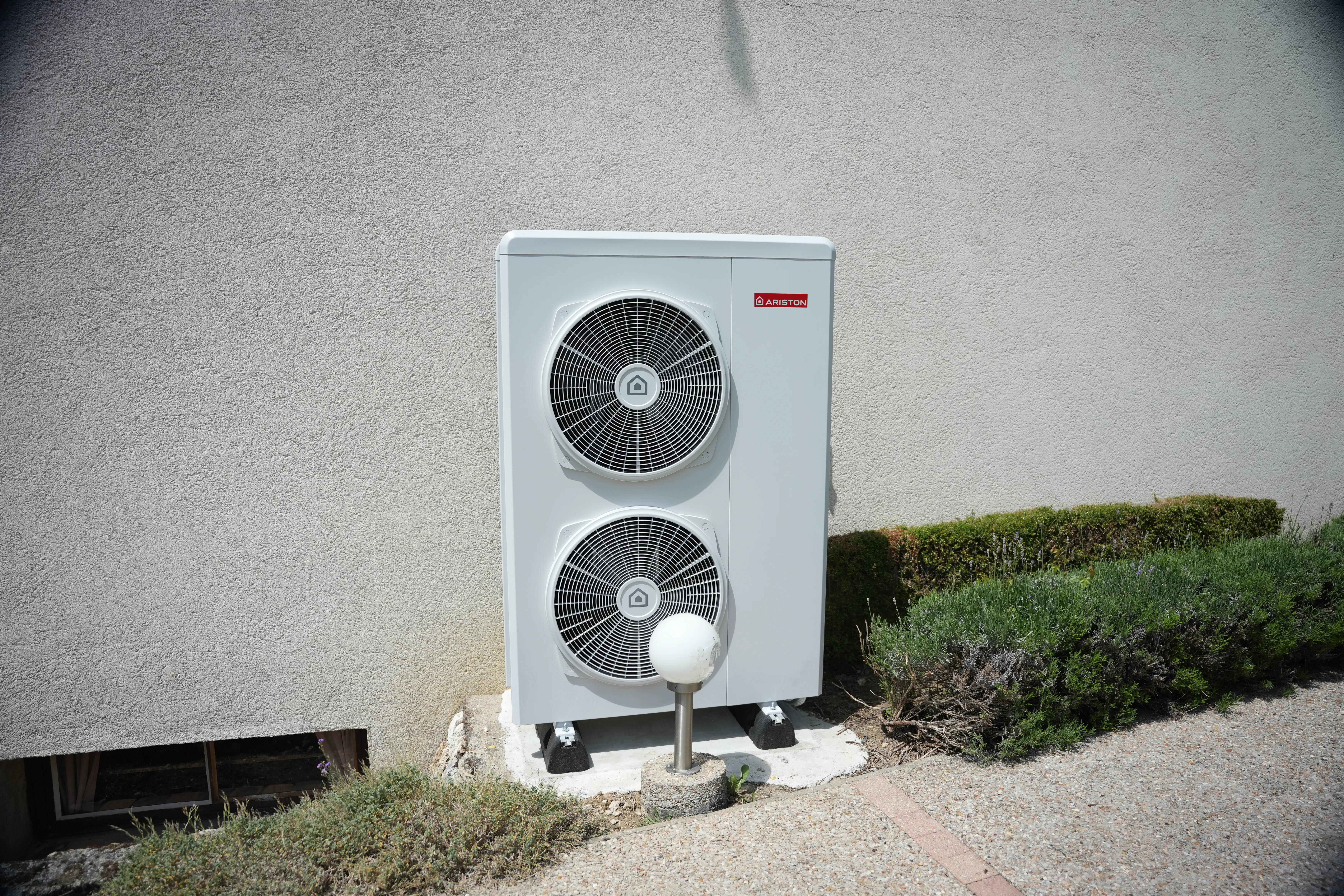 Pompe à chaleur air / eau installée chez monsieur Wauters par Avisun x Carrefour énergies