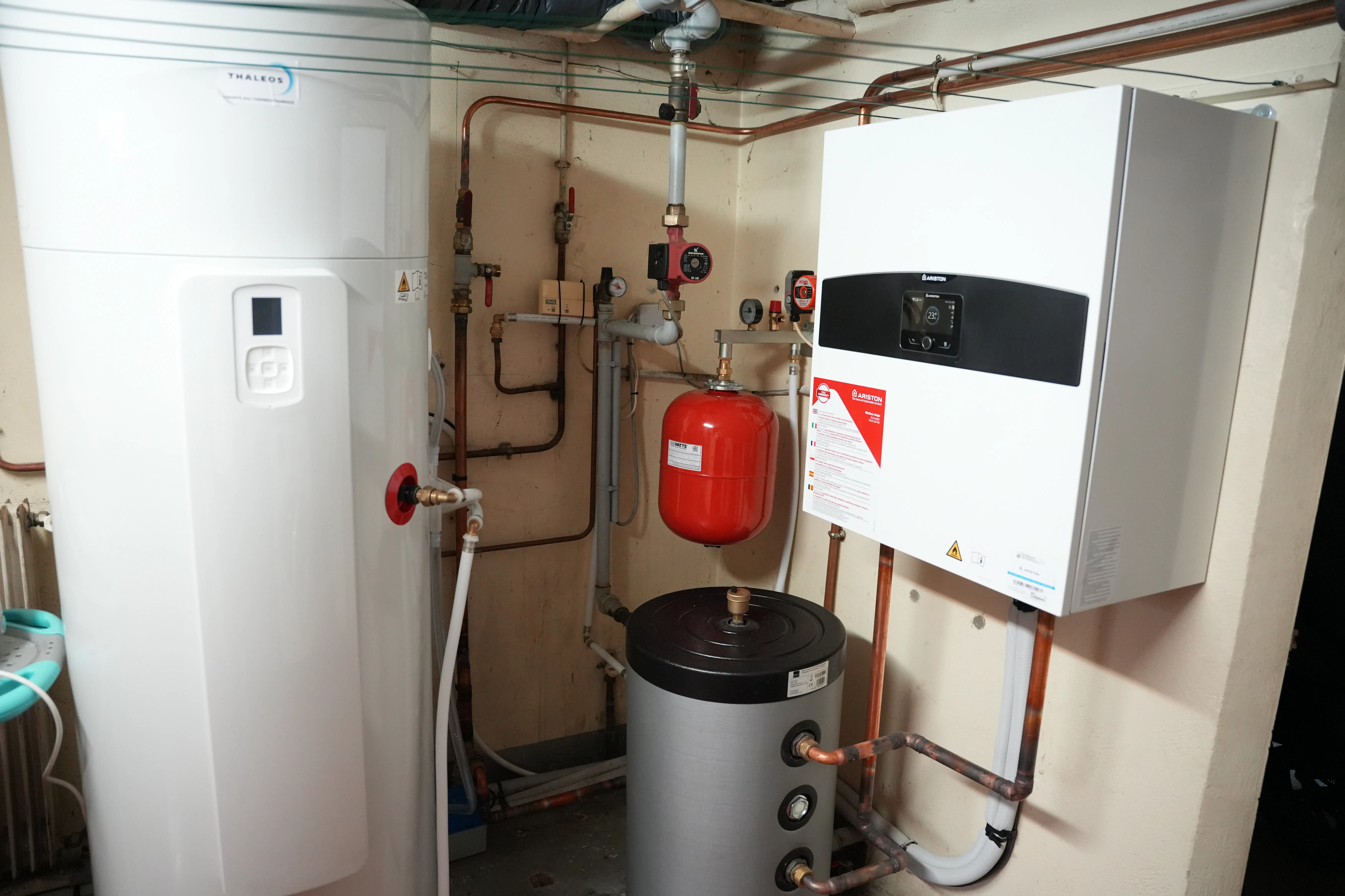 Pompe à chaleur air / eau et ballon thermodynamique installés chez monsieur Finet par Avisun x Carrefour énergies