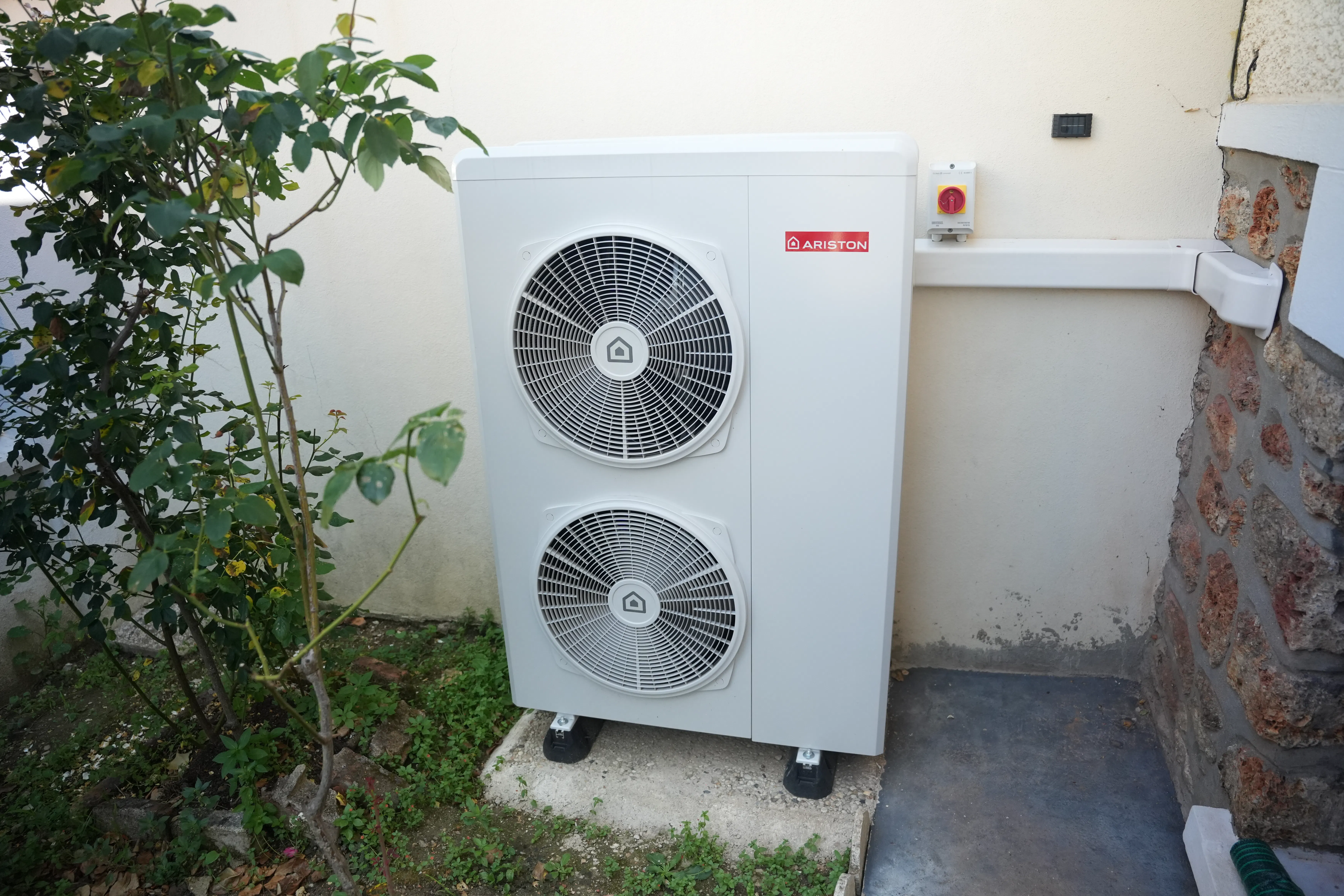 Pompe à chaleur air / eau installée chez monsieur Lam par Avisun x Carrefour énergies