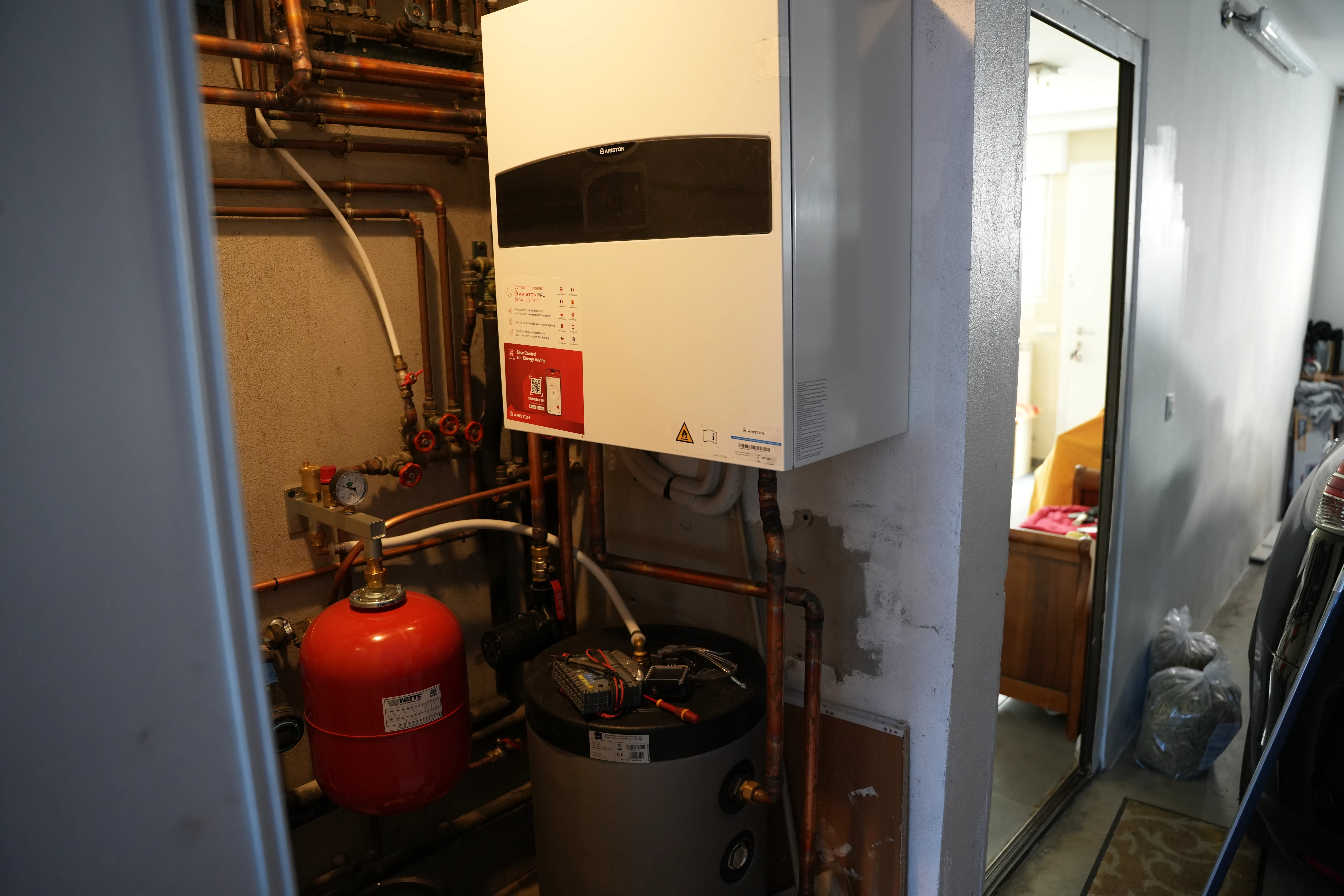 Pompe à chaleur air / eau installée chez monsieur Khandy par Avisun x Carrefour énergies