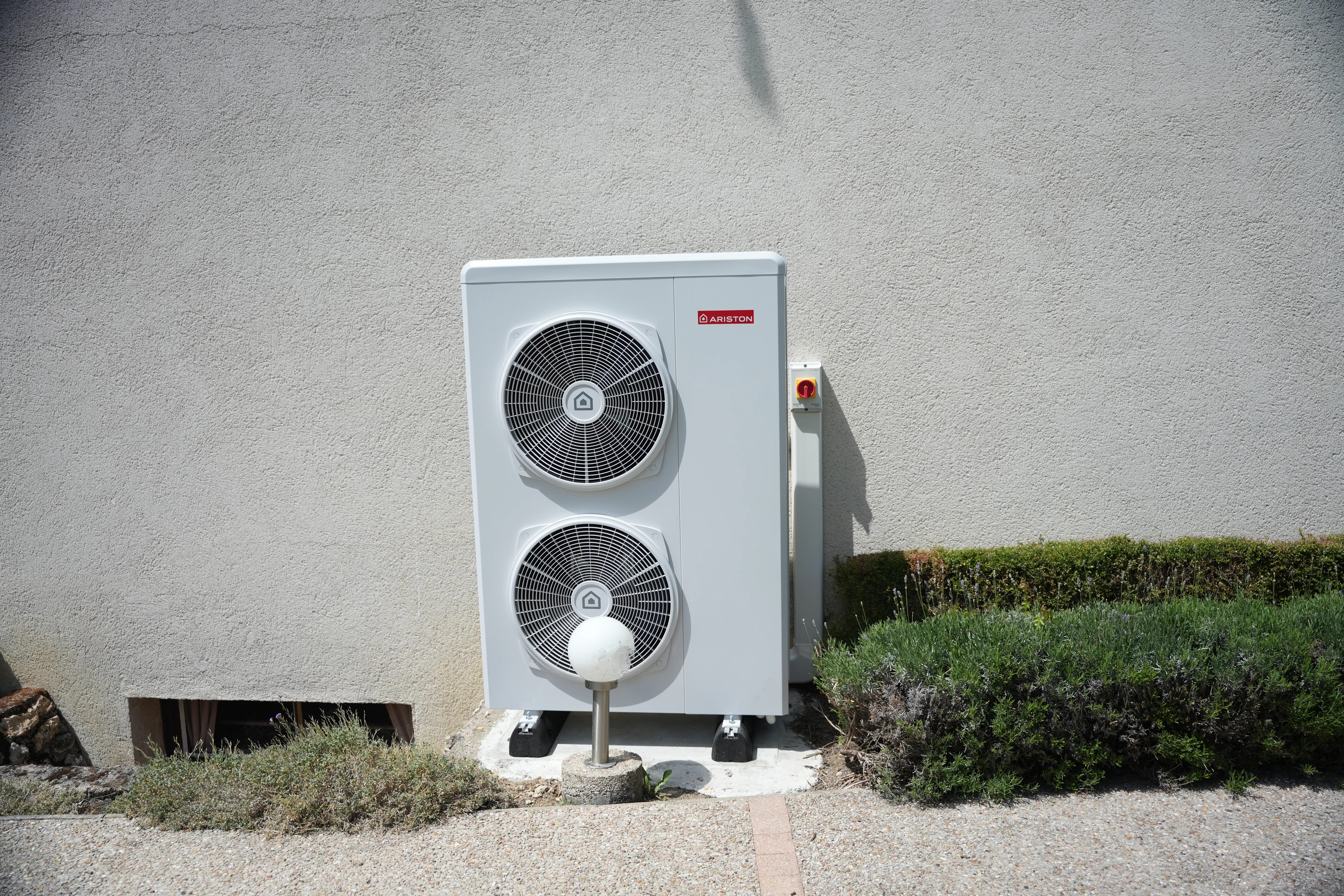 Pompe à chaleur air / eau installée chez monsieur Wauters par Avisun x Carrefour énergies