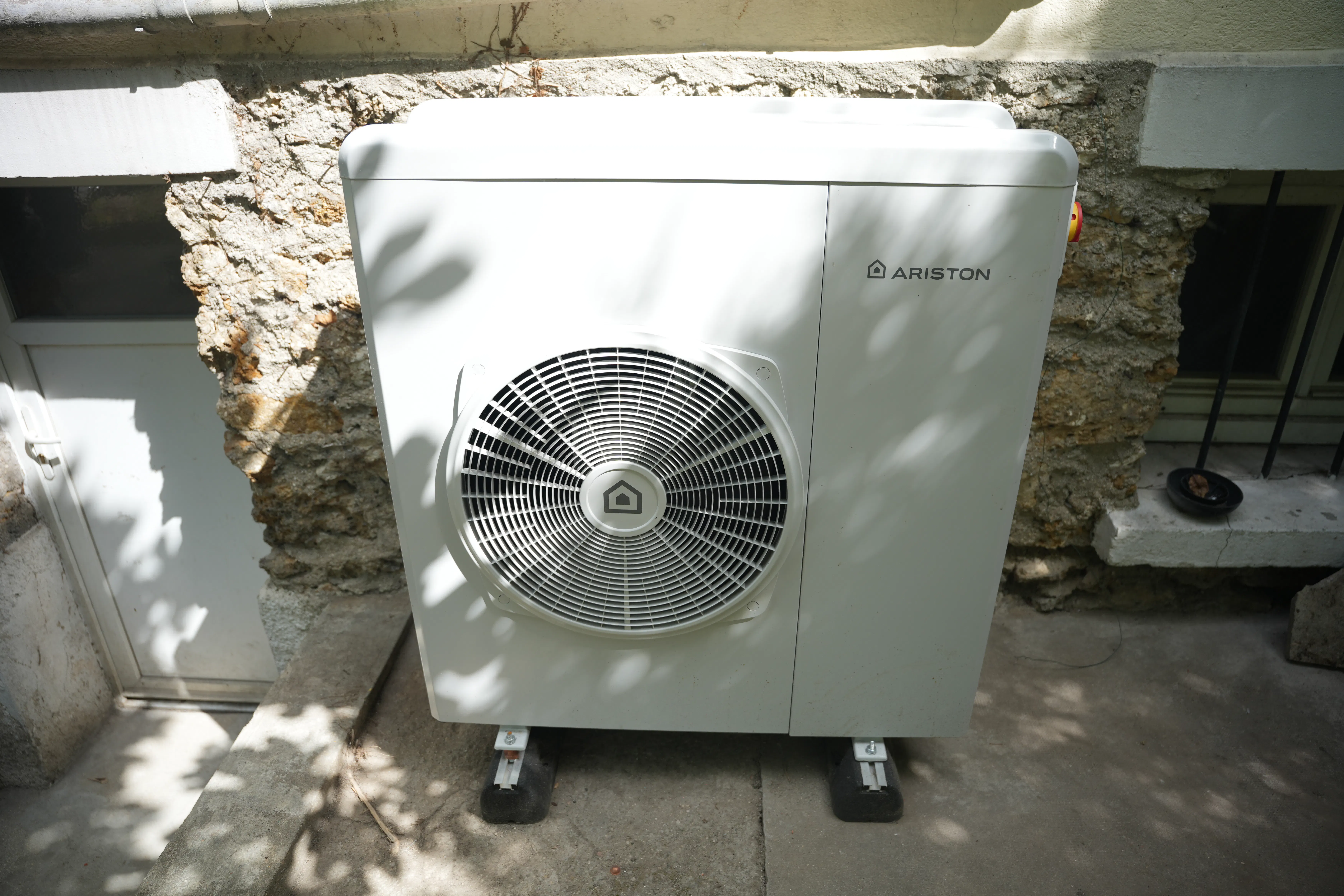 Pompe à chaleur air / eau installée chez madame Wu par Avisun x Carrefour énergies