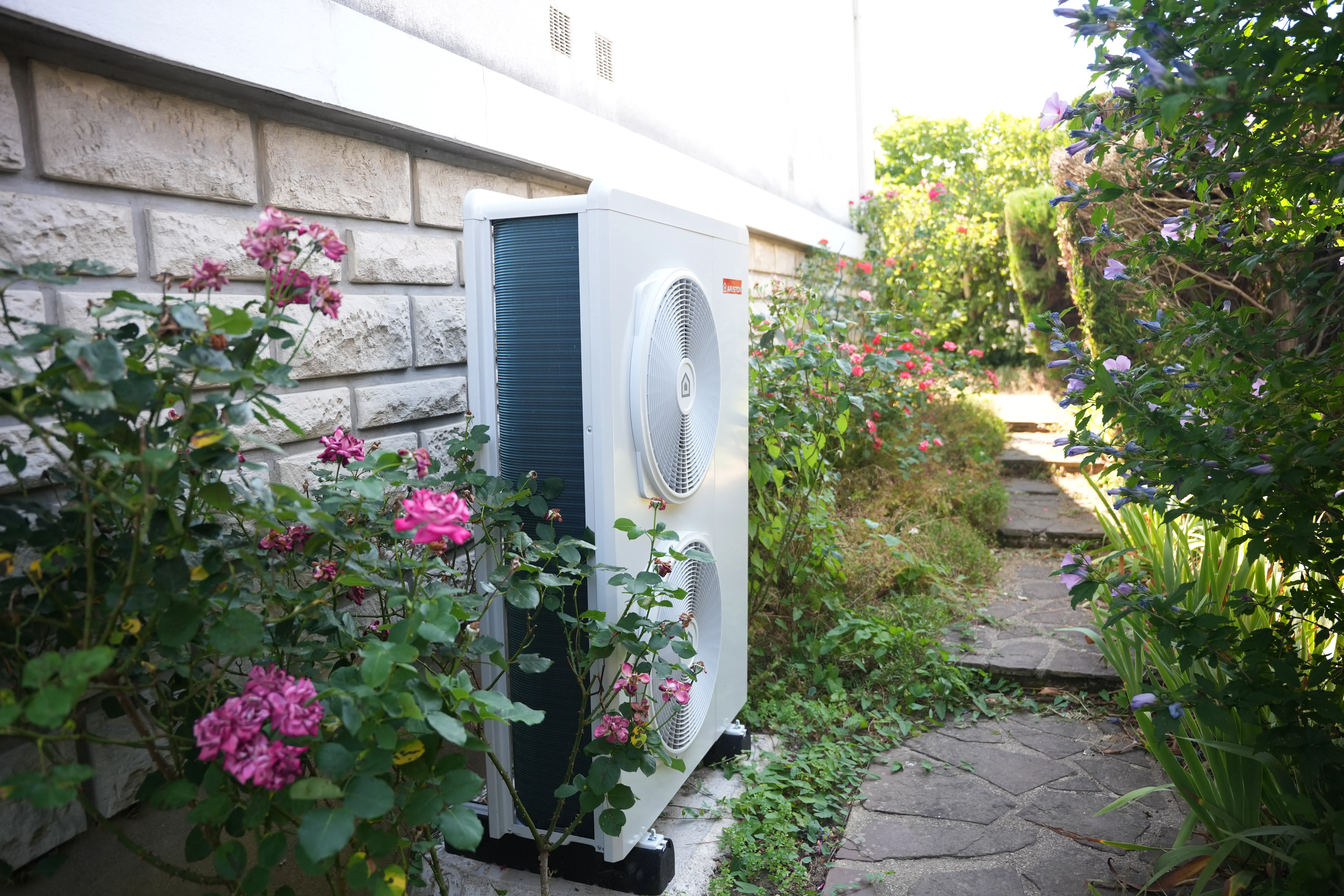 Pompe à chaleur air / eau installée chez madame Monfort par Avisun x Carrefour énergies