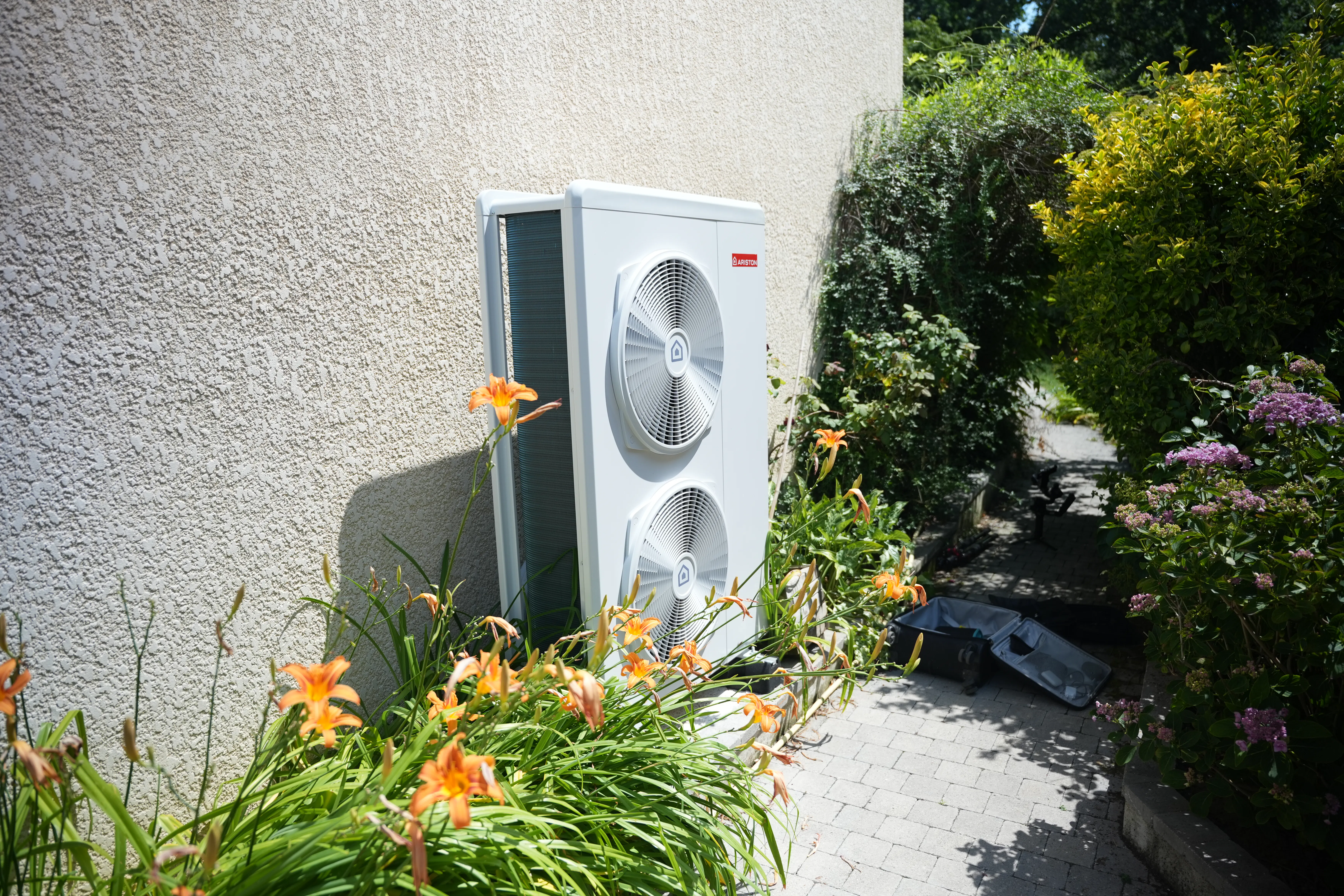 Pompe à chaleur air / eau installée chez madame Chervier par Avisun x Carrefour énergies