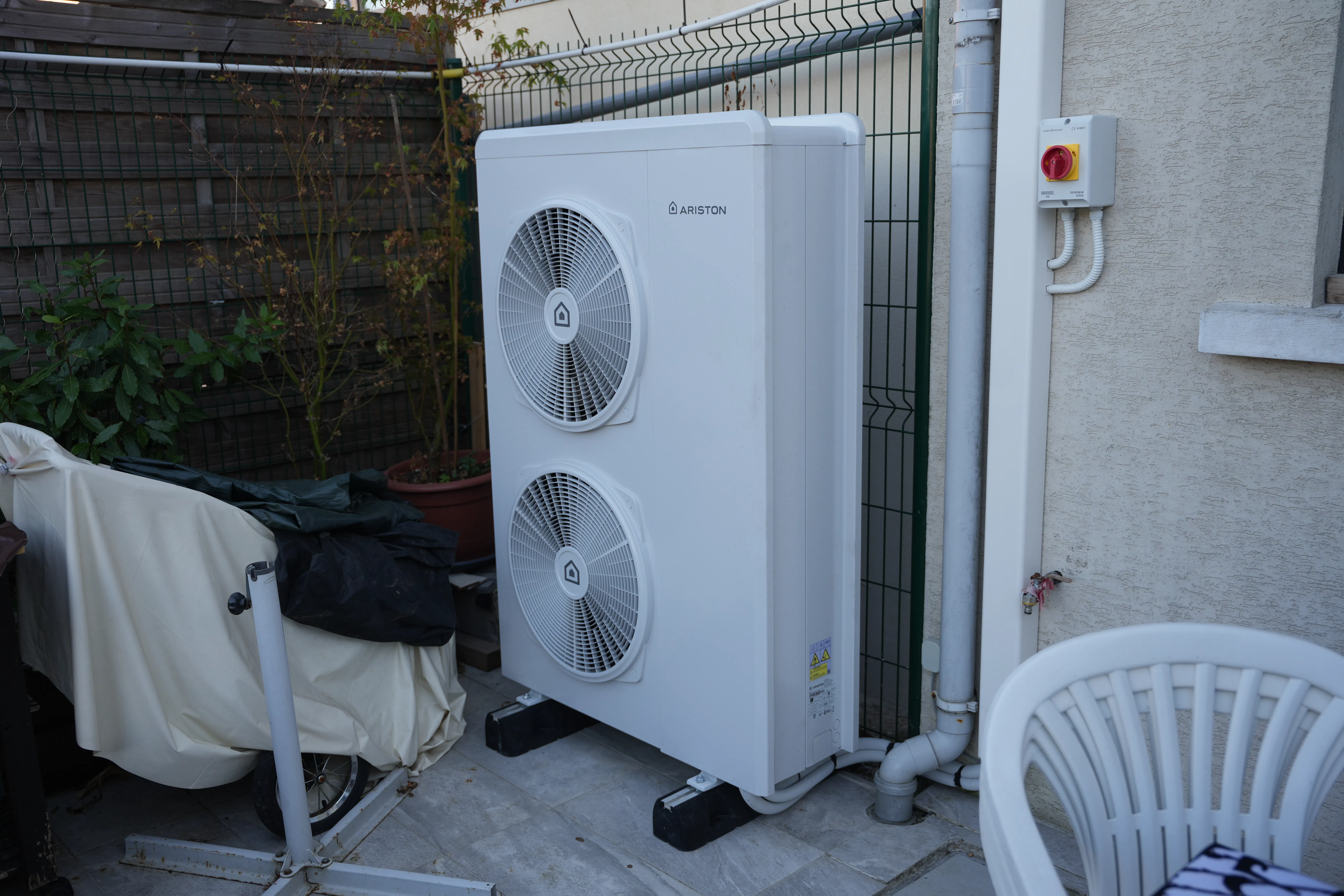 Pompe à chaleur air / eau installée chez monsieur Khandy par Avisun x Carrefour énergies