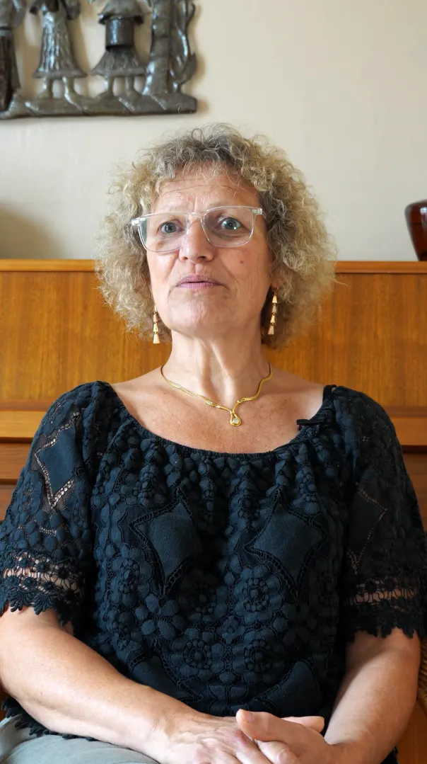 Madame Marzio en interview en train de parler de sa nouvelle installation de pompe à chaleur air/eau par Carrefour énergies
