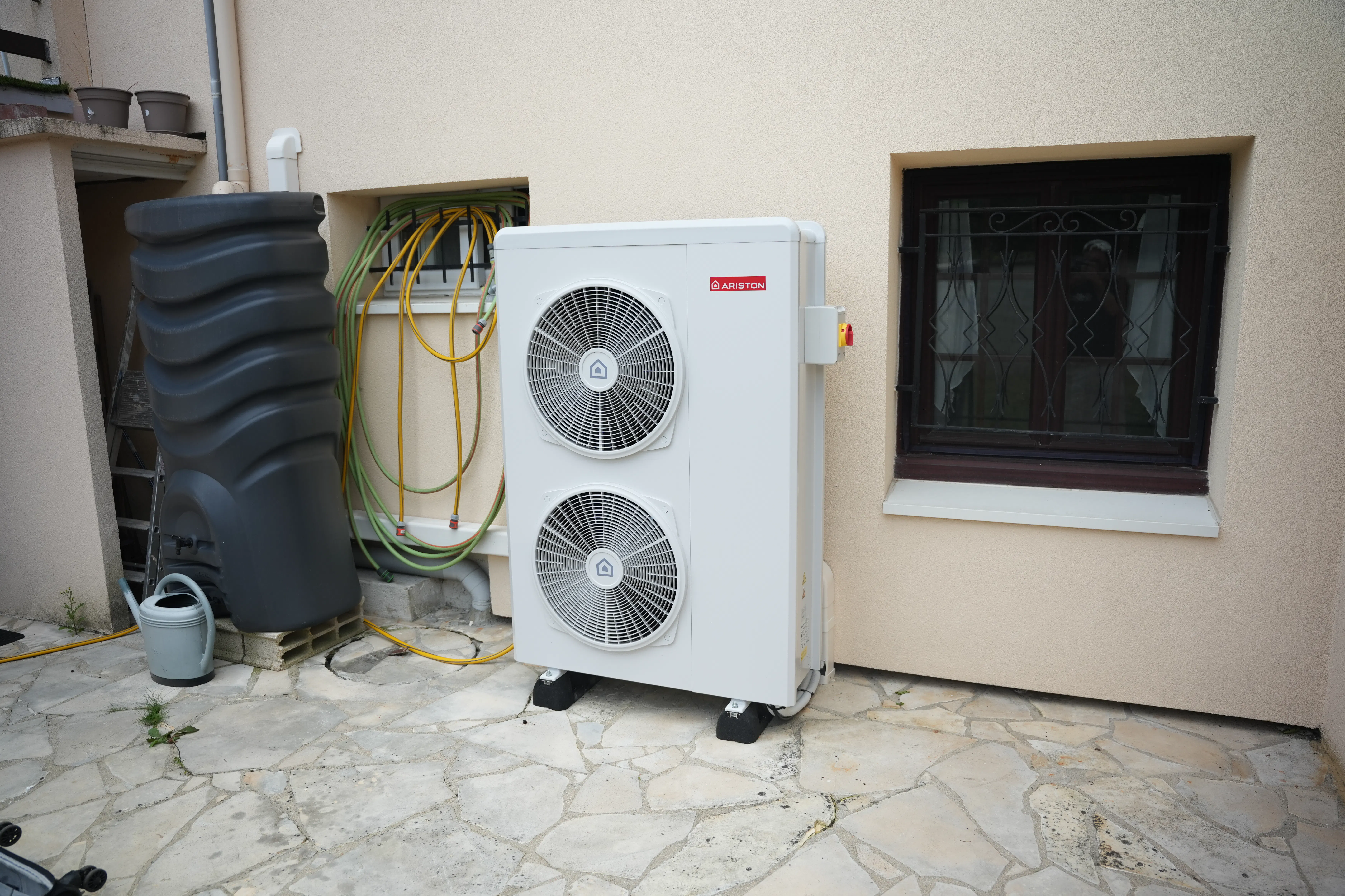 Pompe à chaleur air / eau et ballon thermodynamique installés chez monsieur Mian par Avisun x Carrefour énergies