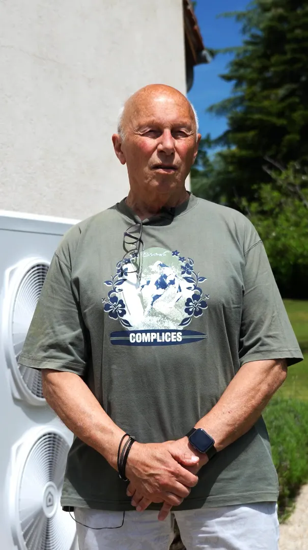 Monsieur Wauters en interview en train de parler de sa nouvelle installation de pompe à chaleur air/eau par Carrefour énergies
