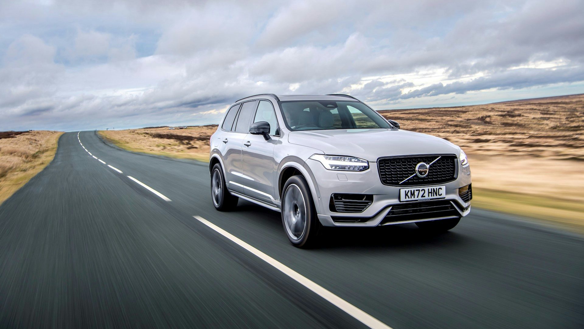 2023 Volvo XC90 front quarter moving