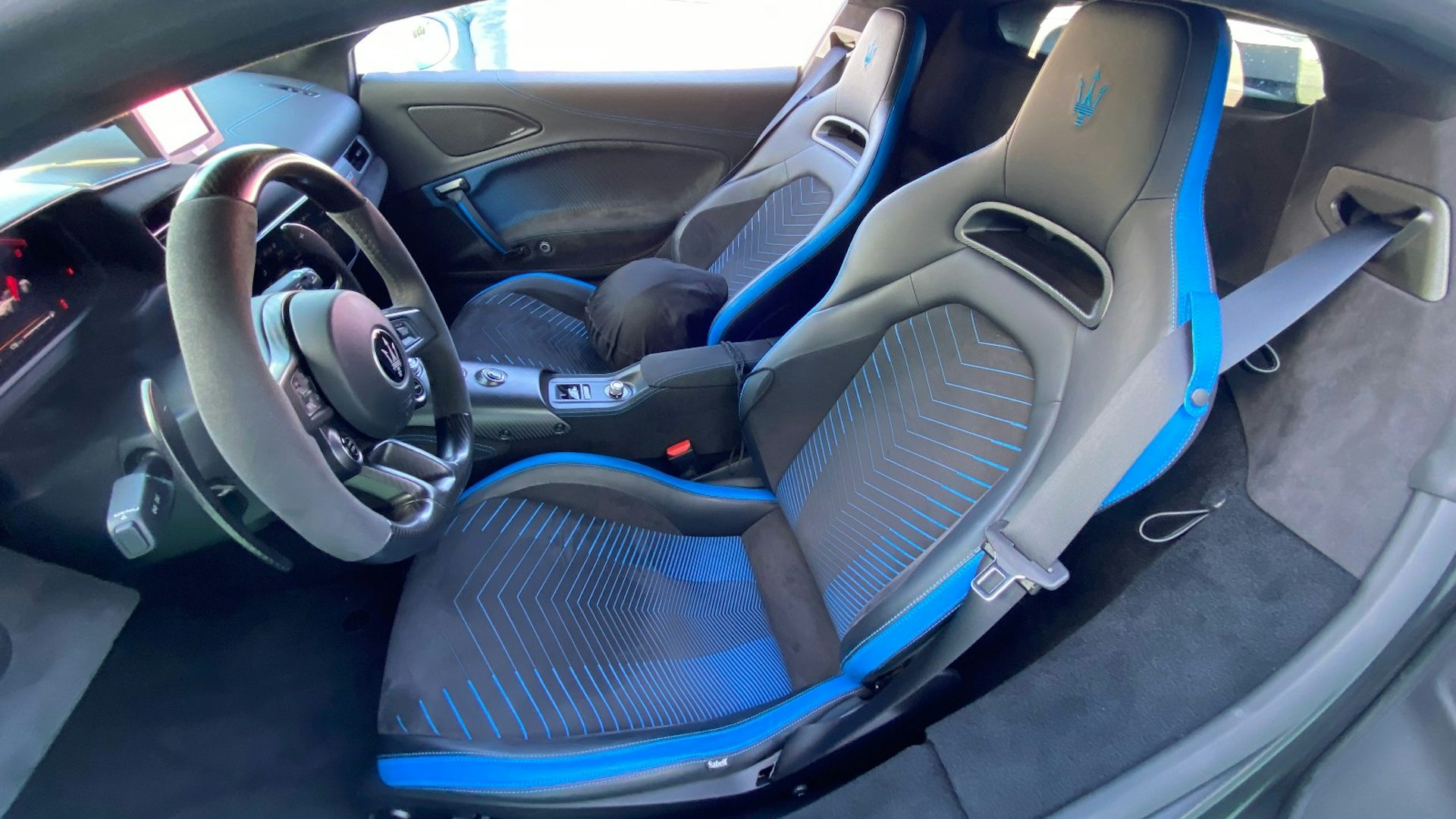 Maserati MC20 Interior y maletero carwow