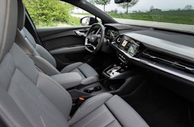 Audi Q4 Spotback e-tron 2023 salpicadero y asientos delanteros