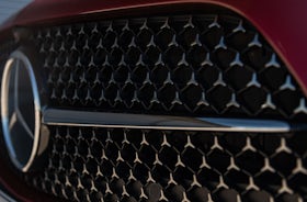 Mercedes-Benz CLS Rojo Jacinto detalles parrilla