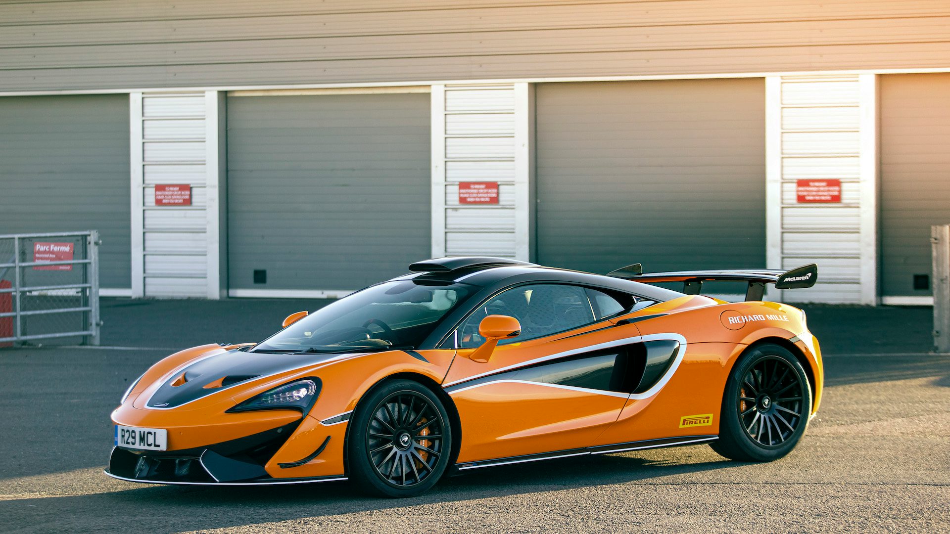 2020 McLaren 620 R front quarter static