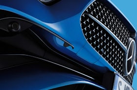 Mercedes-Benz CLS Coupé Azul Espectral detalles logo parrilla