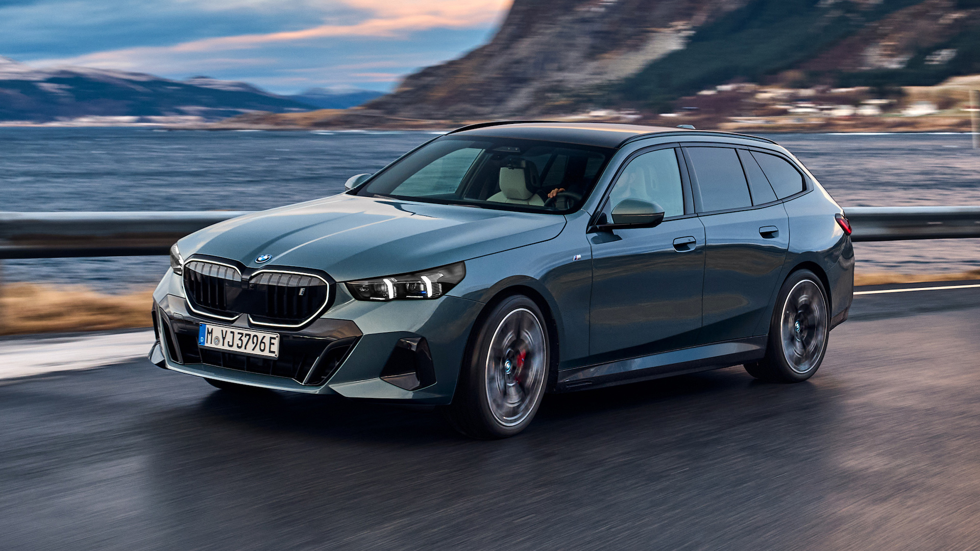 BMW i5 Touring Review 2024 | Performance & Pricing | Carwow