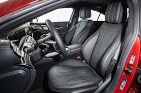 Mercedes-Benz CLS Rojo Jacinto salpicadero y asientos delanteros