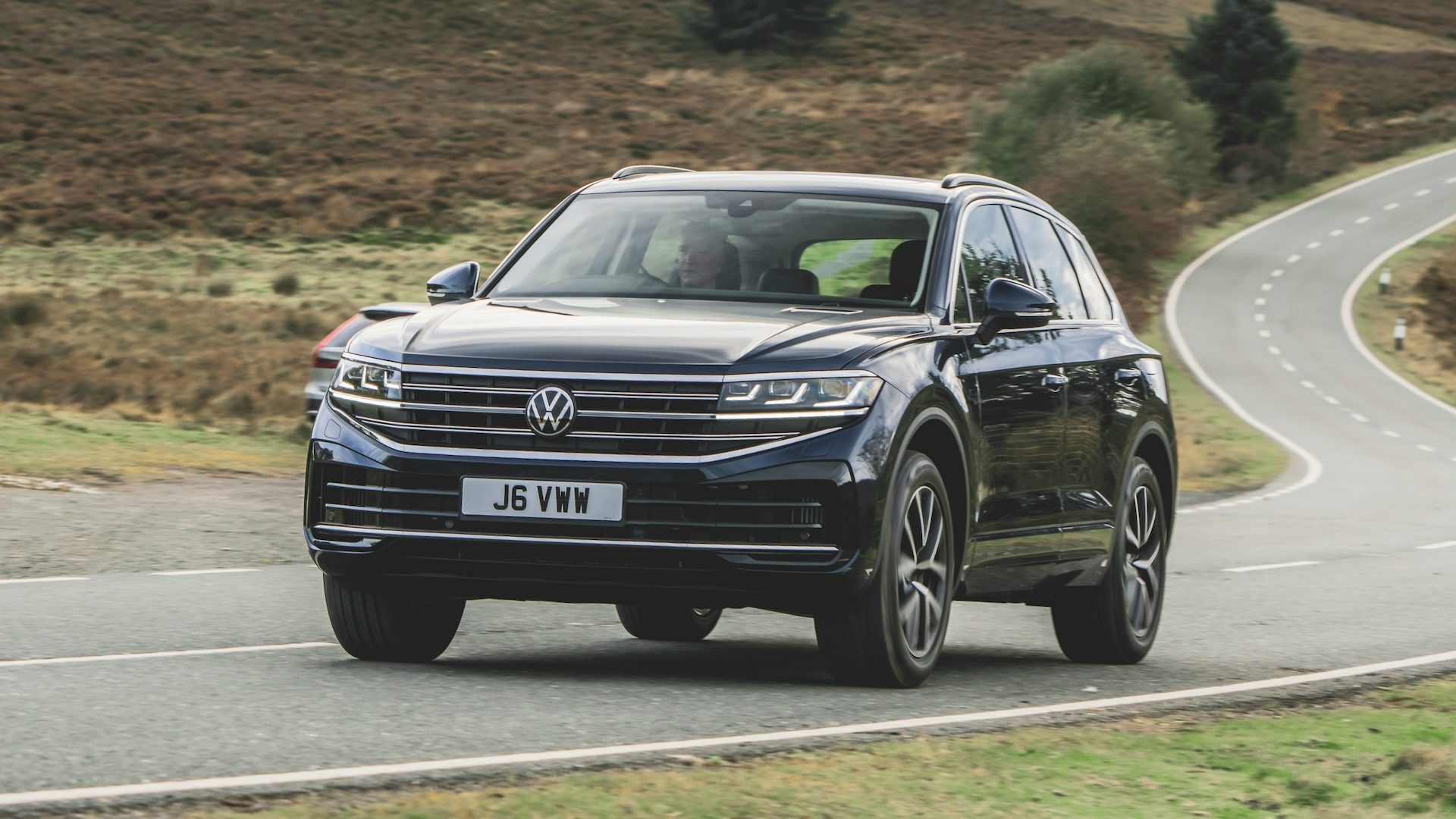 2023 Volkswagen Touareg front quarter moving