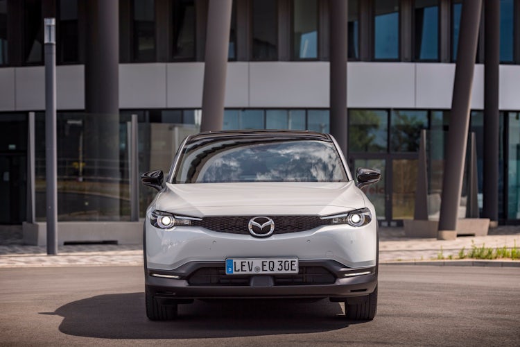 Mazda MX-30: Der Stromer fährt sich gut – kommt aber nicht weit