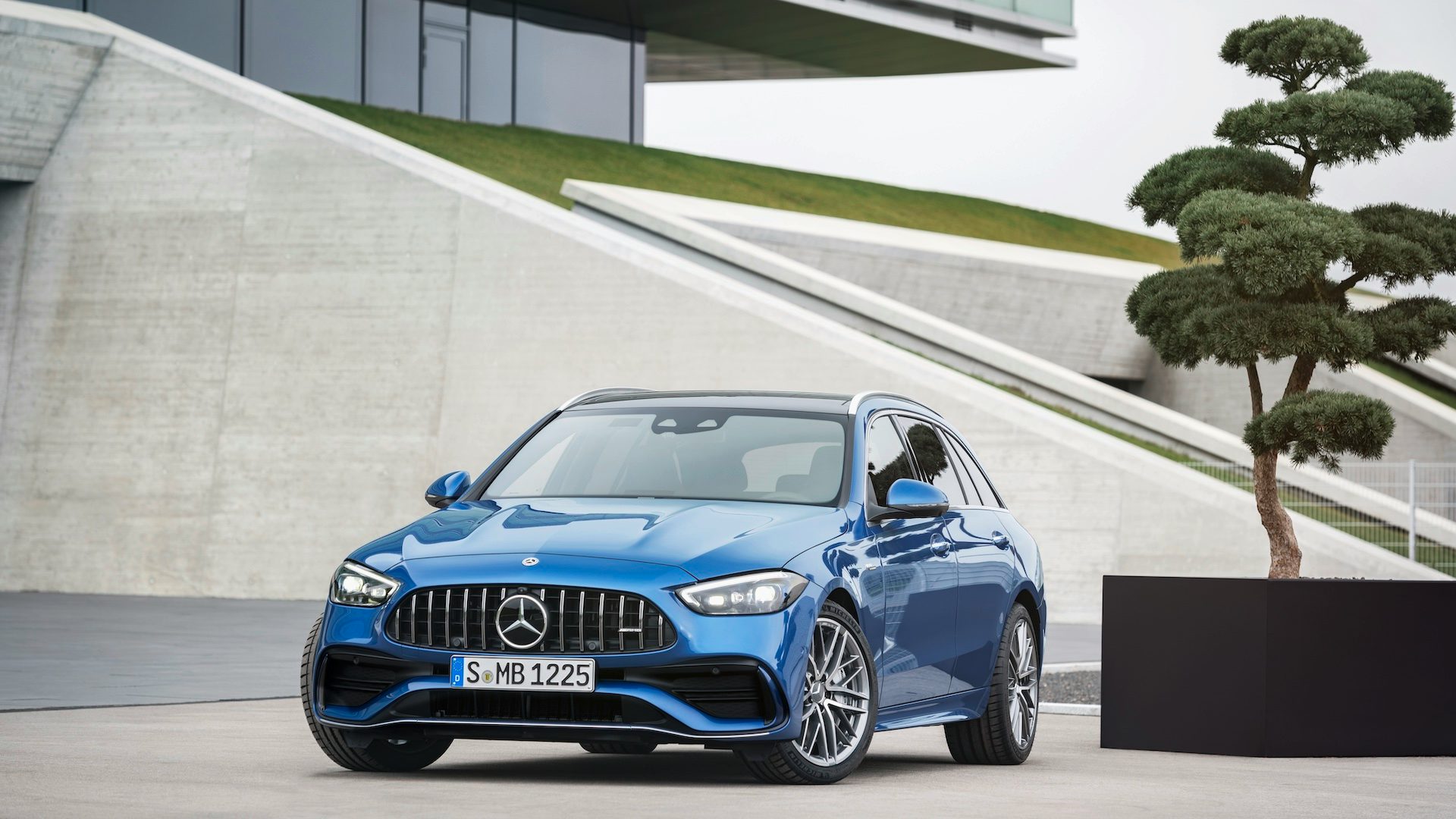 2023 Mercedes-AMG C 43 Estate front static