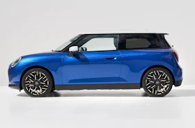 MINI Cooper Electric Review 2024 | Performance & Pricing | Carwow