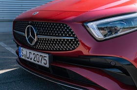 Mercedes-Benz CLS Rojo Jacinto detalles