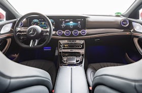 Mercedes-Benz CLS Rojo Jacinto salpicadero