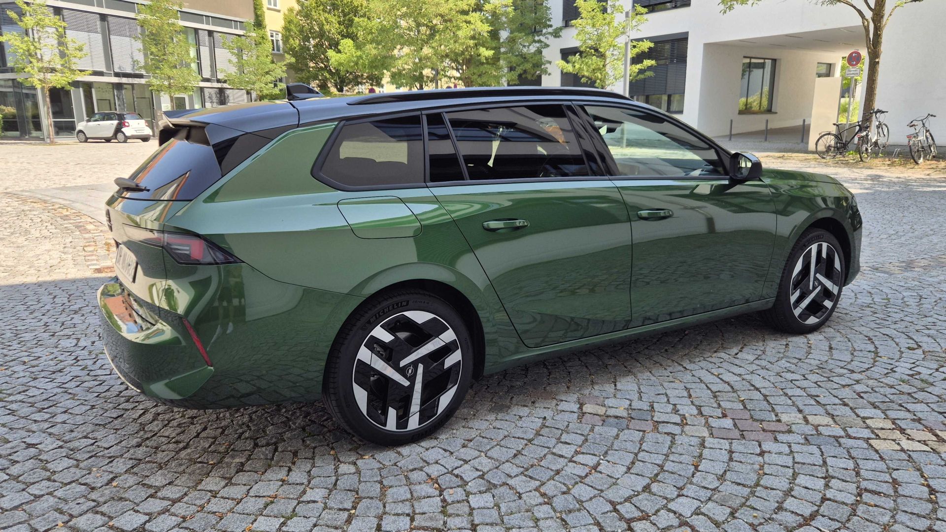 Opel Astra Electric Sports Tourer Exterieur hinten seitlich stehend