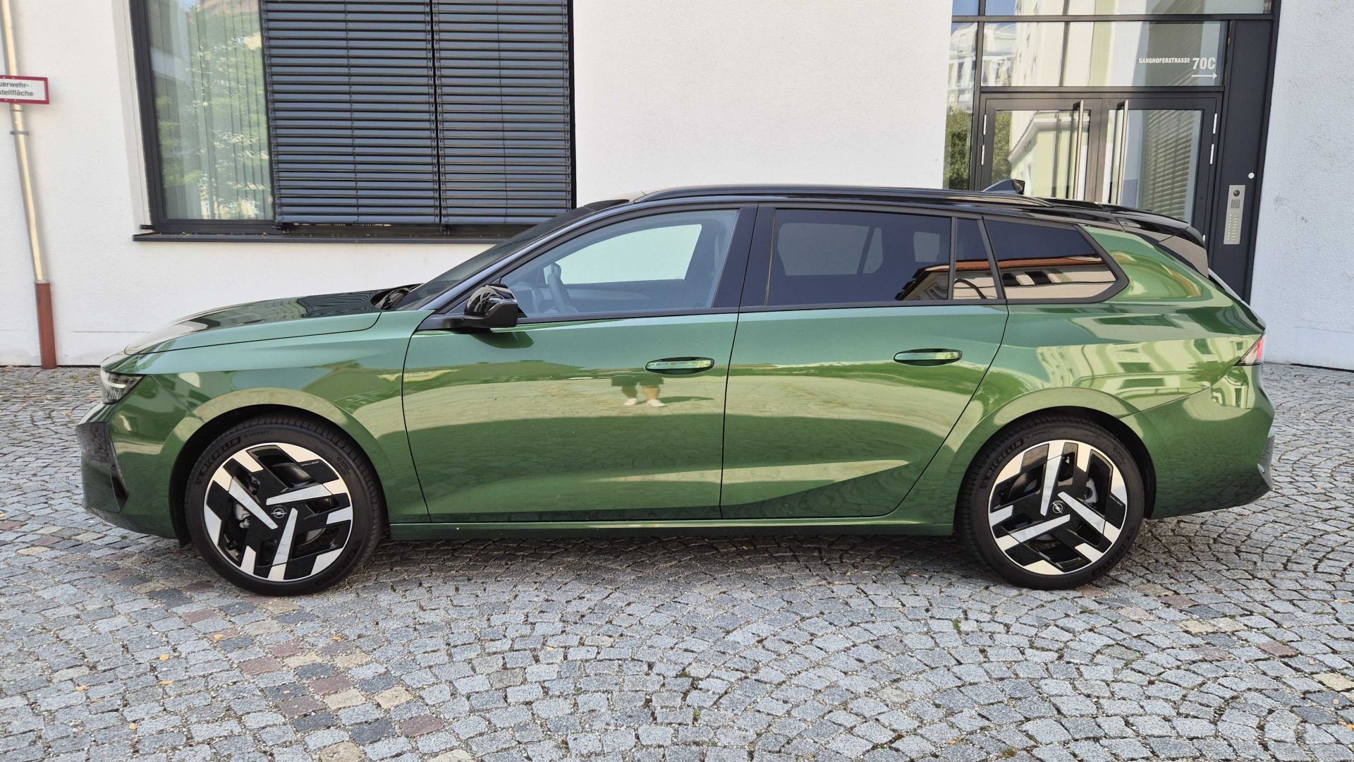 Opel Astra Electric Sports Tourer Exterieur seitlich stehend