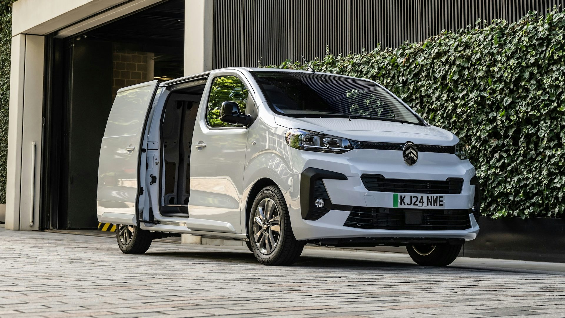 Citroen Dispatch 2024 RHD - front three quarter loading