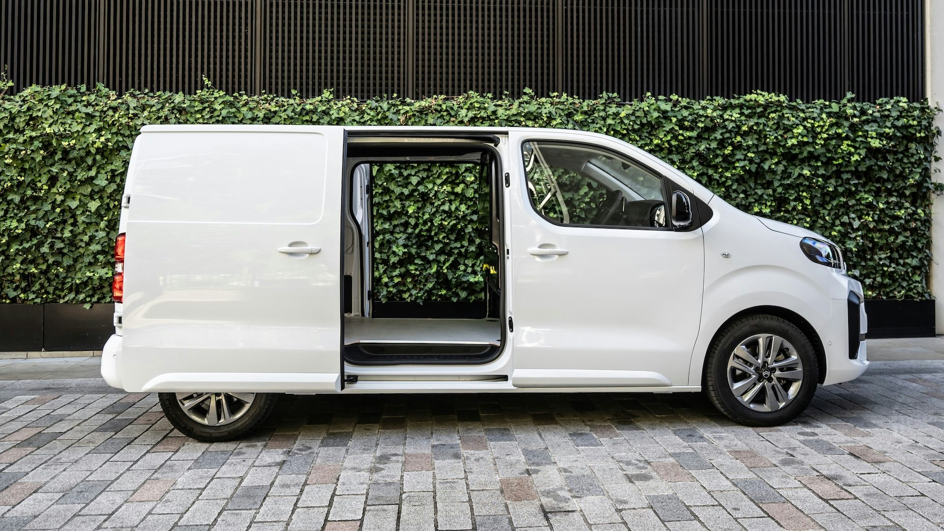 Citroen Dispatch 2024 RHD - side profile loading