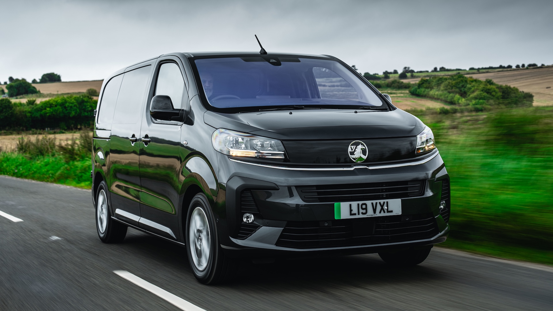 New Vauxhall Vivaro Electric पावर, प्रैक्टिकलिटी और तकनीक का बेहतरीन संगम 3 Vauxhall Vivaro Electric rear view with sleek LED features