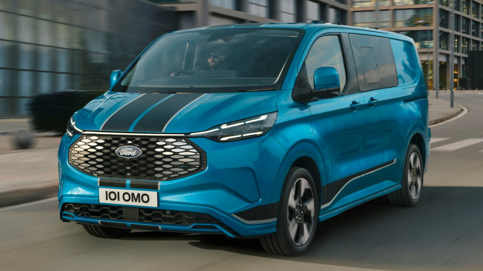 Ford E-Transit Custom Review 2025 | Performance & Pricing | Carwow