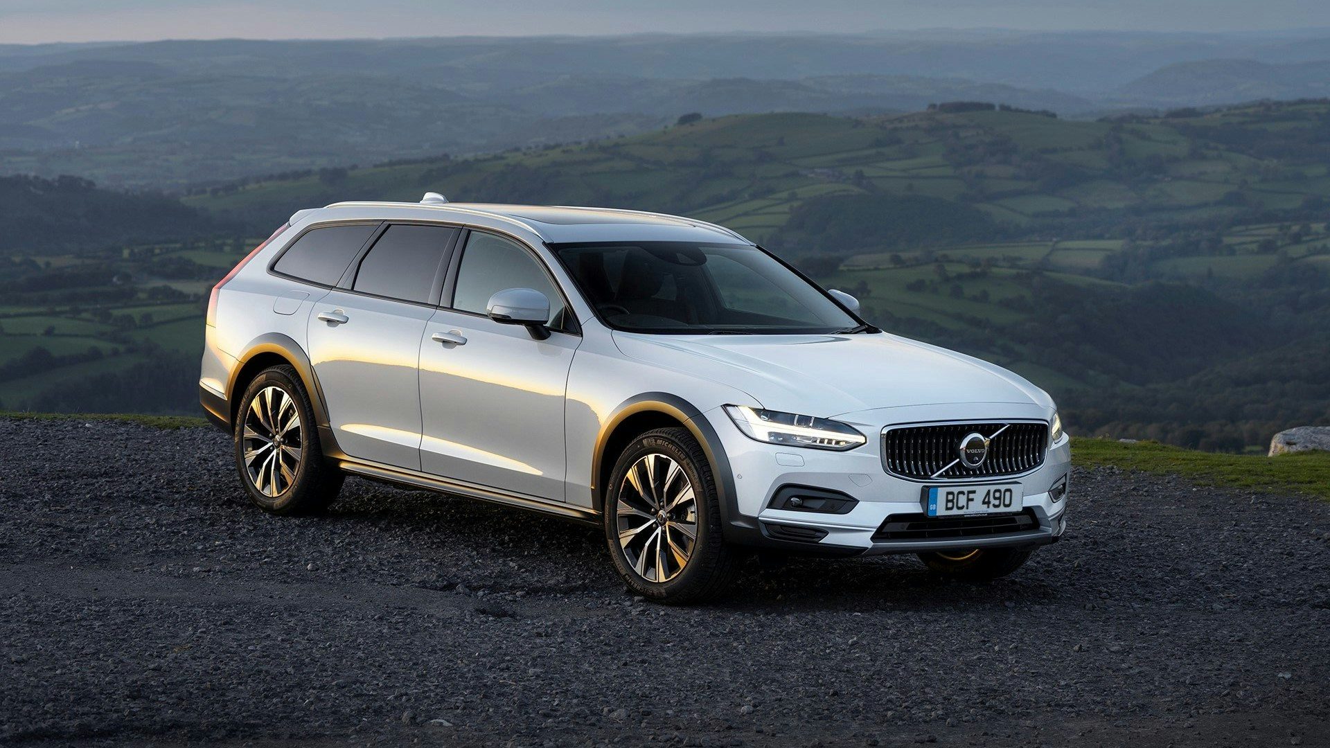 Volvo V90 Cross Country Review 2025 Performance Pricing Carwow