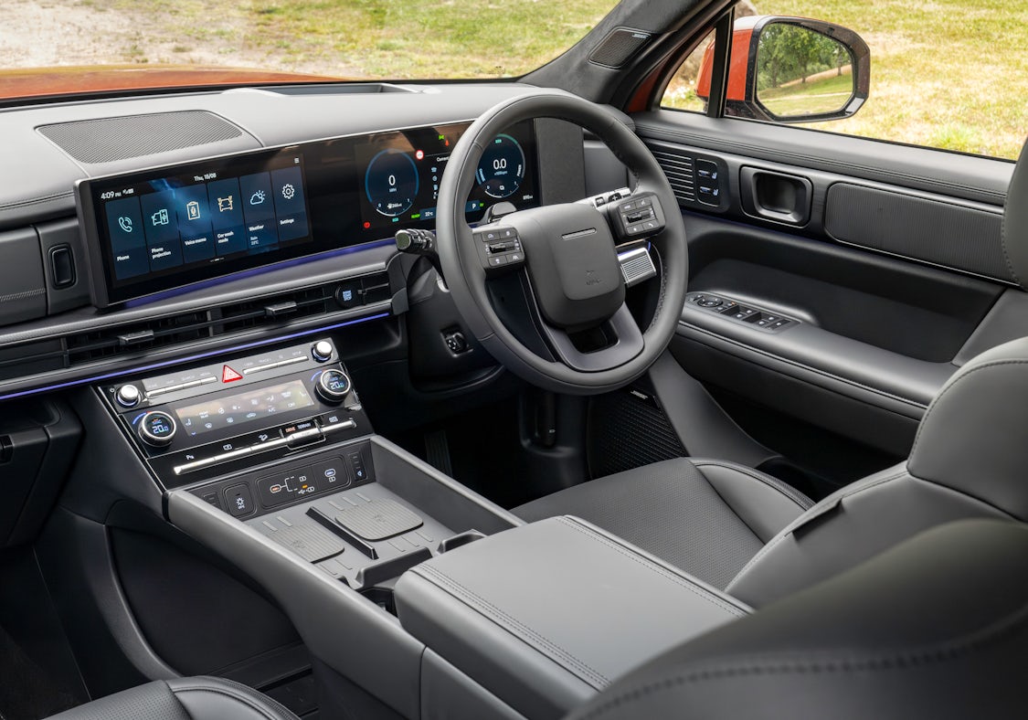 Hyundai Santa Fe Review विशाल प्रीमियम और बहुमुखी SUV का रोमांच 3 Hyundai Santa Fe sleek cabin interior