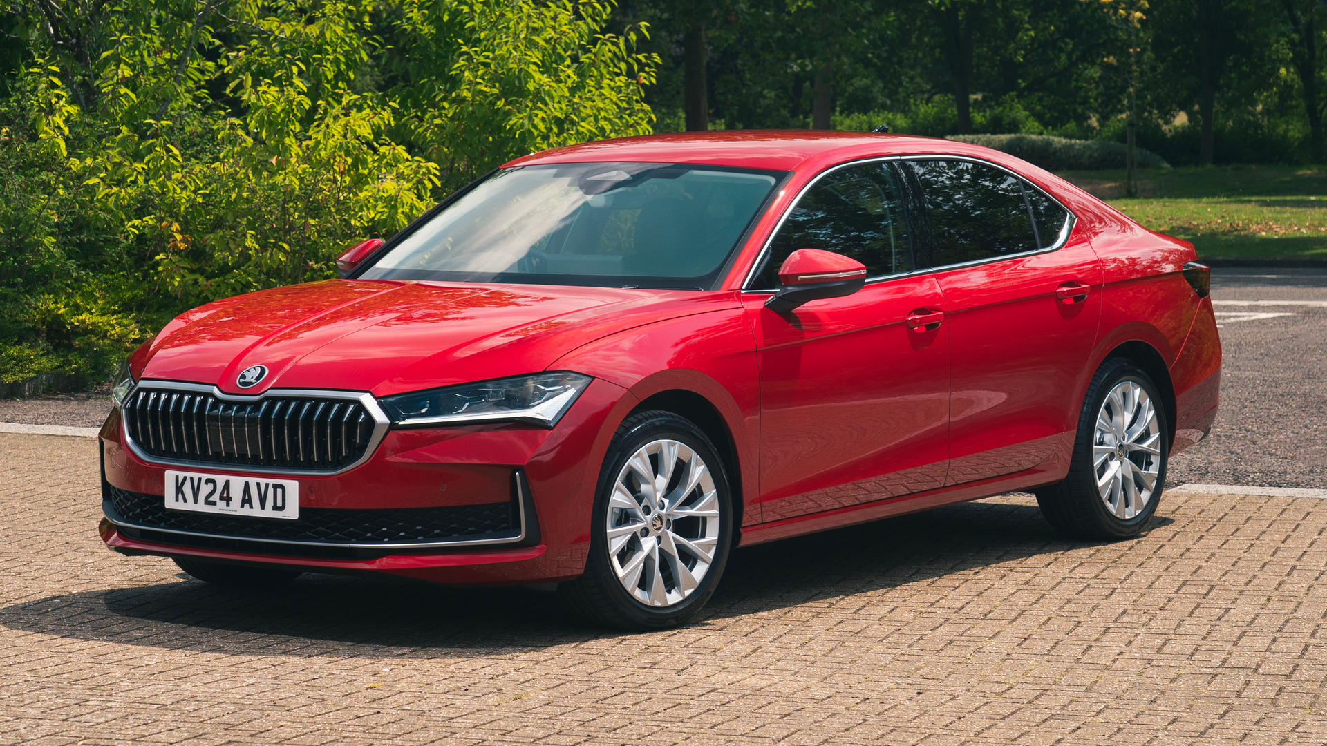 2024 Skoda Superb hatchback front quarter static