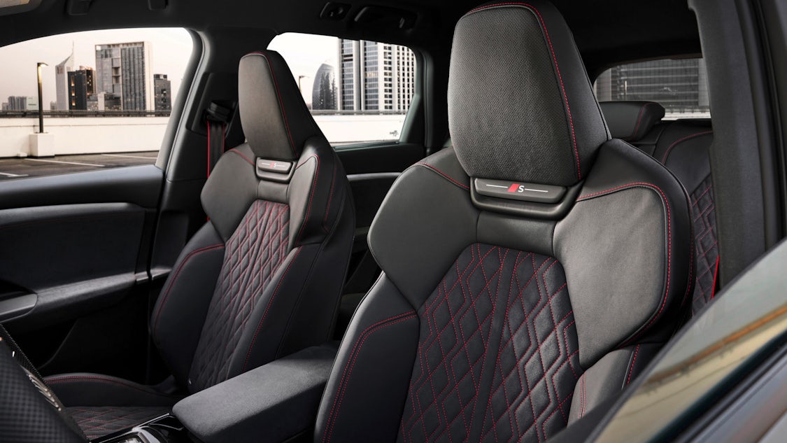 Zwzw14F3NbkBXY9x_LHDAudiSQ6e-tron2024interior8.jpg?auto=format&cs=tinysrgb&fit=clip&ixlib=rb-1.1.0&q=60&w=1125