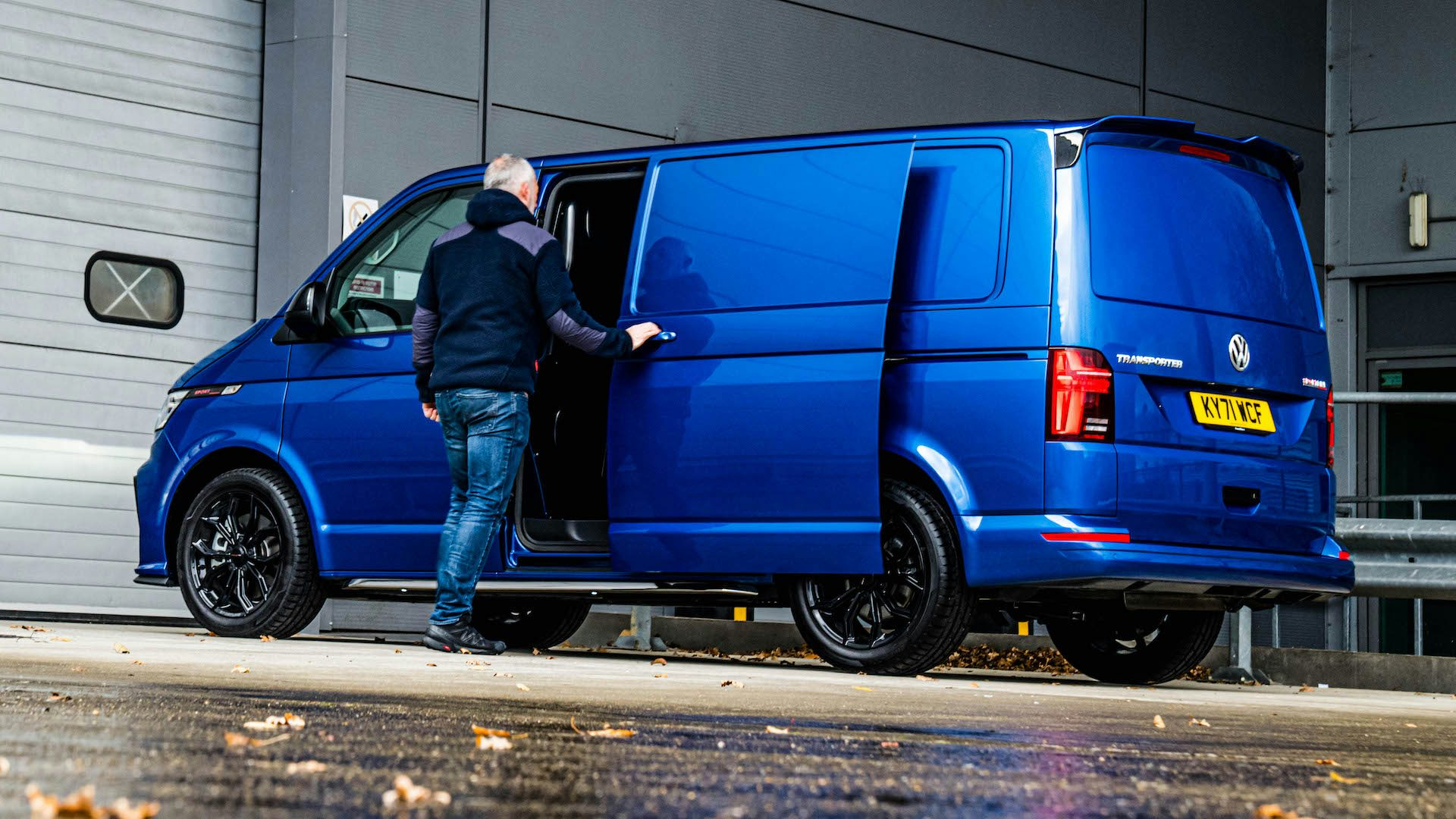 Volkswagen Transporter - 2024, RHD, side door open loading