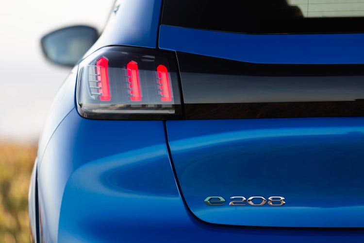 Mehr Reichweite und Leistung: Peugeot zeigt neuen e-208