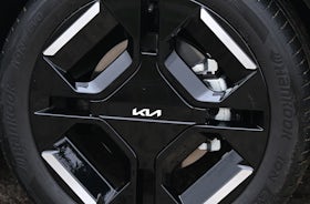 2025 Kia EV3 RHD green exterior alloy wheel