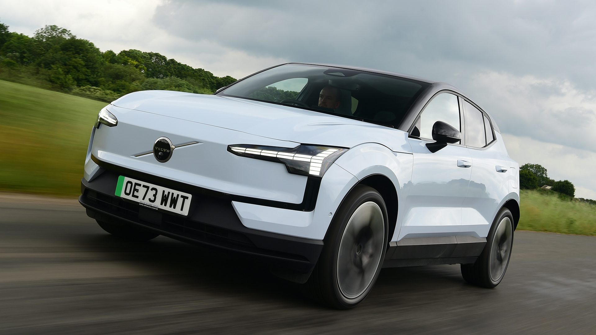 aCHyYidWJ-7kR73v_VolvoEX302025exteriorfrontthreequarterviewdrivinghero.jpg?auto=format&cs=tinysrgb&fit=max&q=60&utm_source=chatgpt.com