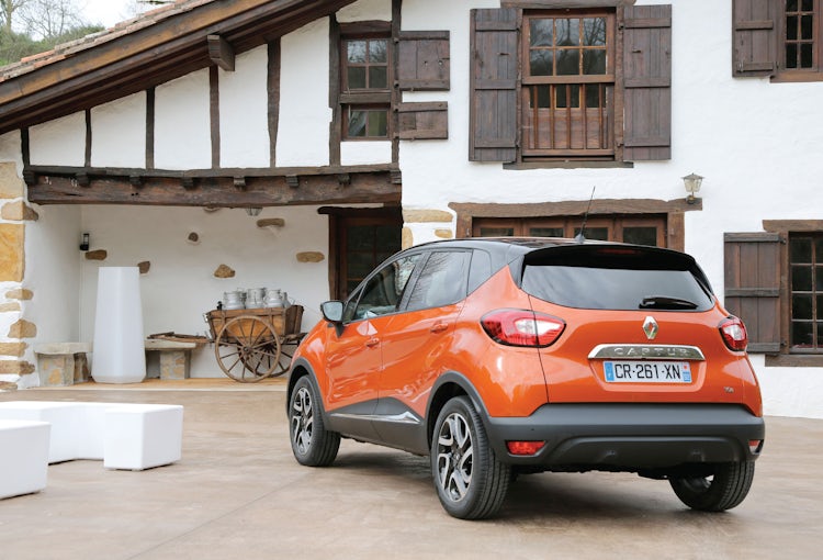 Renault Captur Photos and Specs. Photo: Renault Captur used and 26 perfect photo