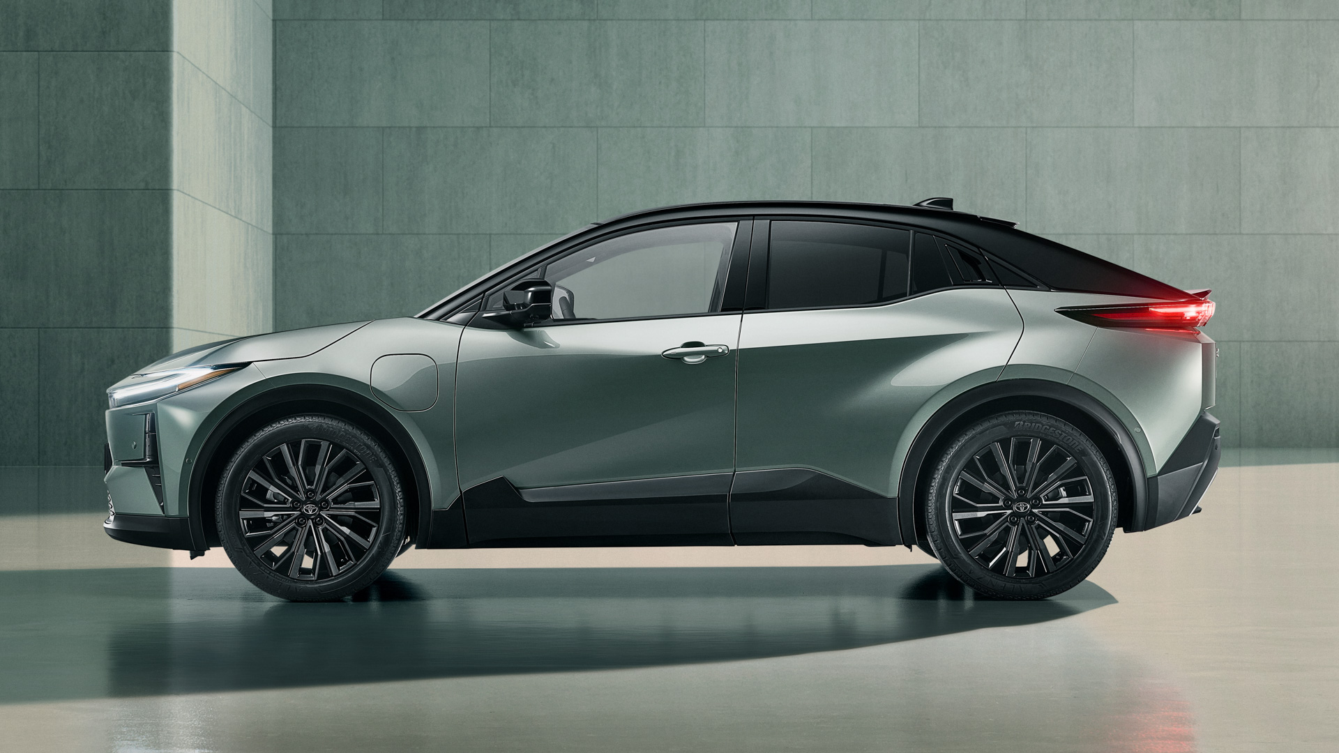 Toyota C-HR+ 2025 Gris Lunar