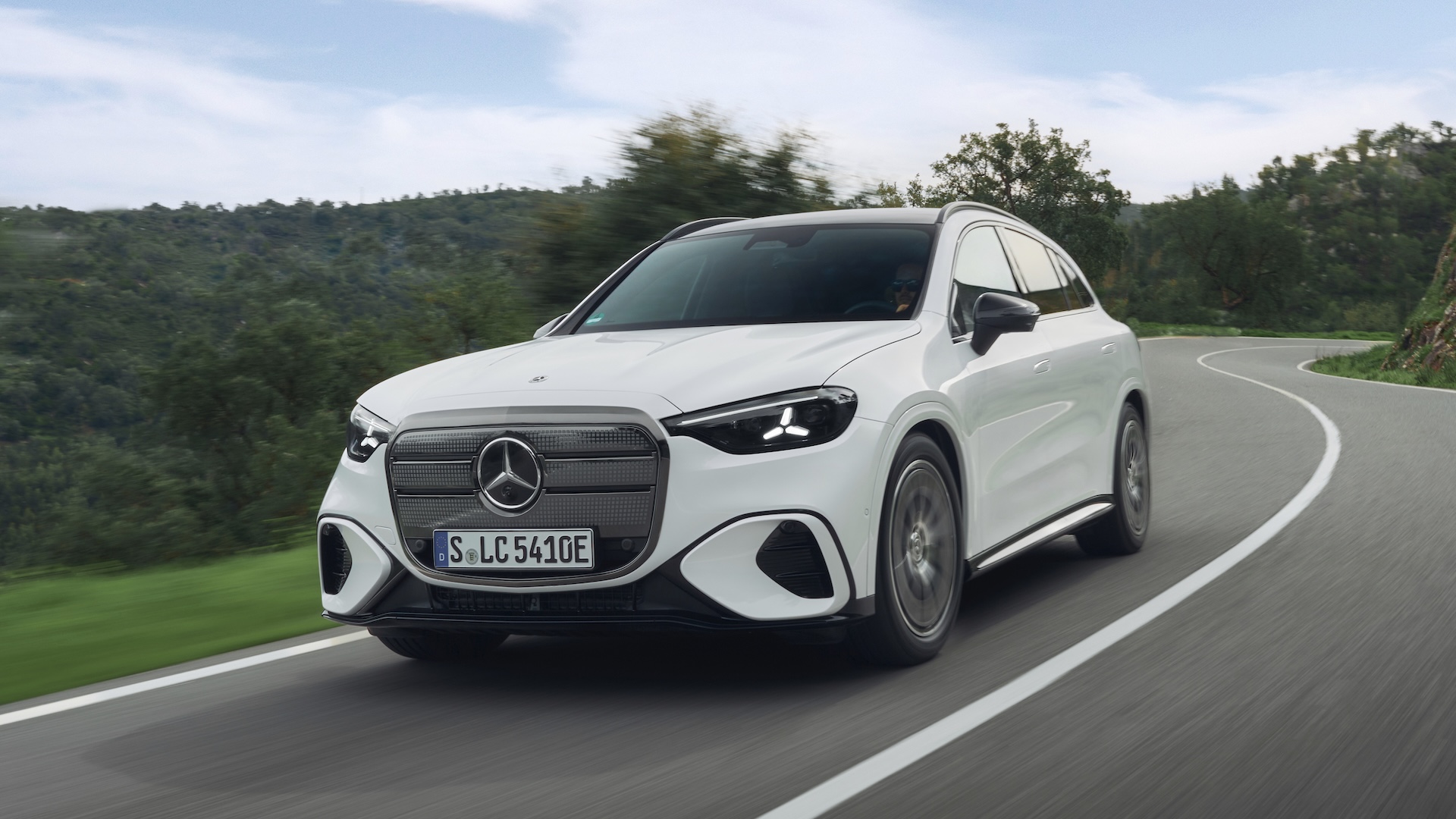 Mercedes GLC EV 2026 LHD - front three quarter dynamic 2