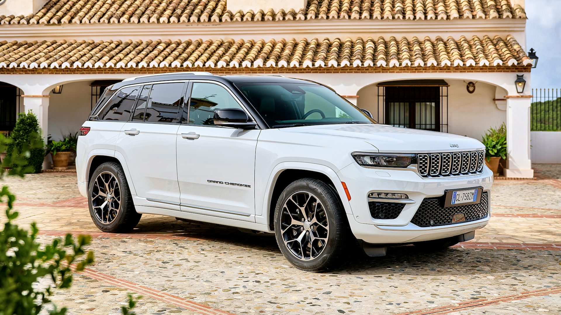 2023 Jeep Grand Cherokee front quarter static