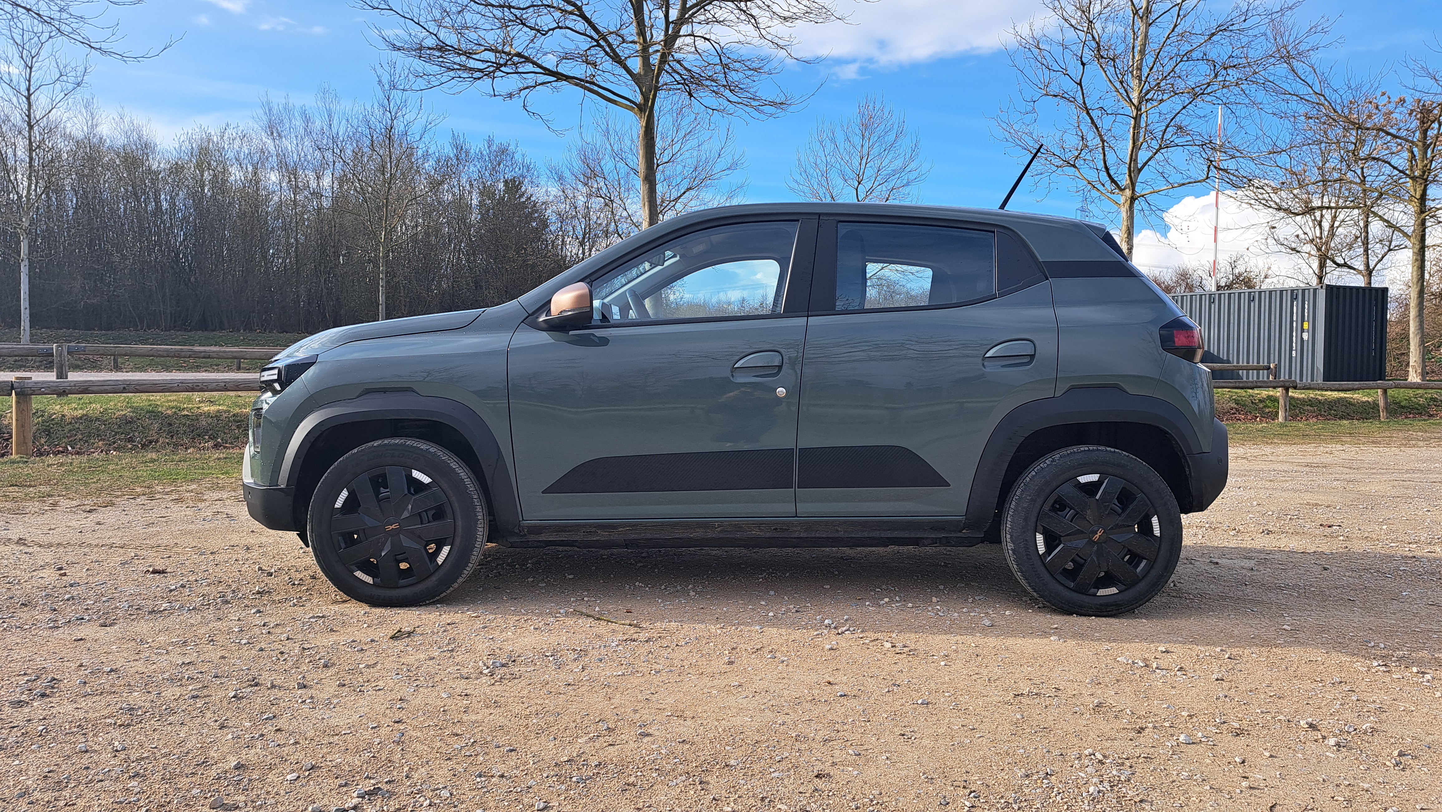 Dacia Spring seite oliv grün